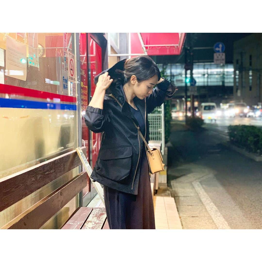 のインスタグラム：「★ 今日は肌寒くって夜は雨も降ってきたから・・・ マウンテンパーカー着てお出かけして大正解！！ 生地がしっかりしてて！ 大人カジュアルに着れちゃうからお気に入り♪ #brand #ELURA #elura2019FW #エルーラ →@elura_official .stで発売中だよ〜 #Japan #Tokyo #fashion #photo #akephoto #ake☺︎ #model #satorujapan #akemigondo  #モデル #サトルジャパン #権藤朱実 →@satorujapan_official @akemigondo ☑︎プロフィールのリンクにて、blog更新中！ My blog『ake photo』 →http://ameblo.jp/akemi-gondo/」