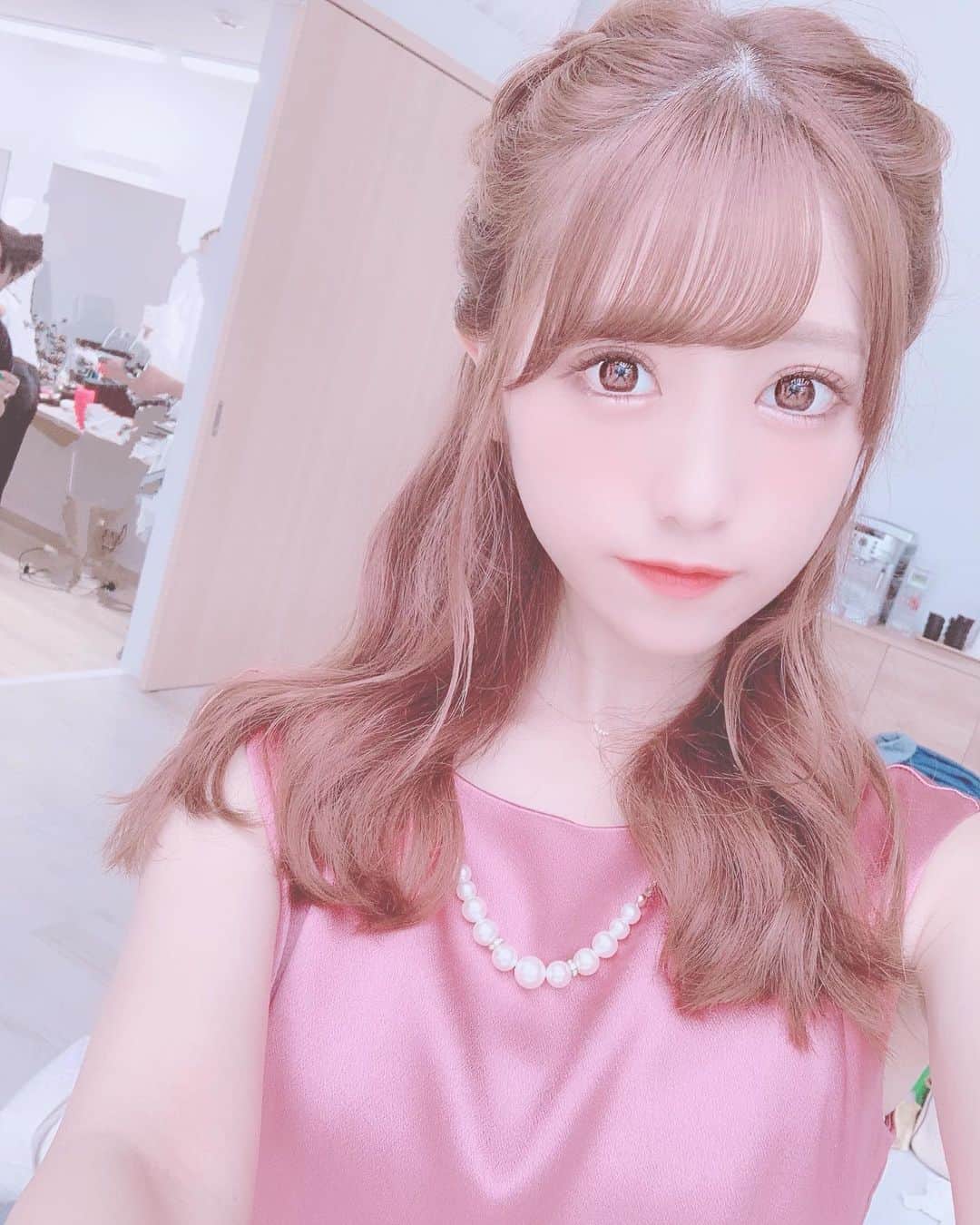 田口未彩のインスタグラム：「🎀 . . パーティードレスみたいなん着て パンプス履いて、 お嬢様になった気分だった🎀 . . . #パーティードレス #ドレス #ピンクドレス #ハーフアップ #編み込みハーフアップ #編み込み #編み込みアレンジ #大人女子」