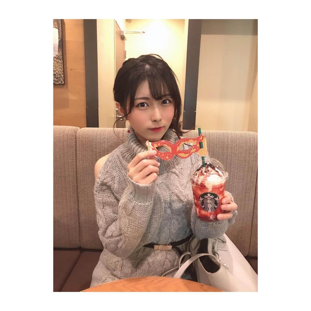 森脇加奈子のインスタグラム：「． スタバでHALLOWEEN🕸 わたしはハロウィンレッドナイトフラペチーノを注文！寒くなってもフラペチーノ飲むあたり、やはりおなごですな。 ． #Starbucks #Halloween #ハロウィンレッドナイトフラペチーノ」