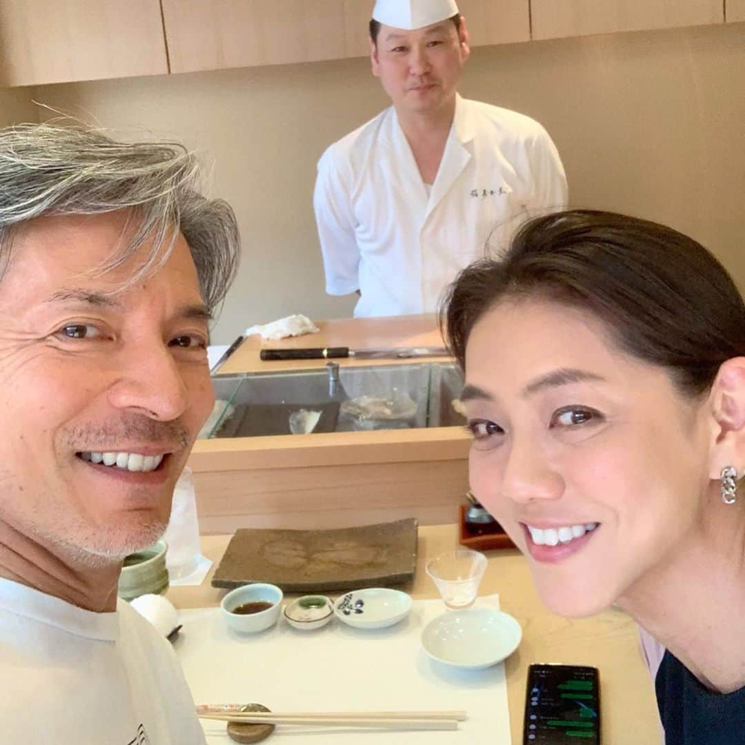 前田典子さんのインスタグラム写真 - (前田典子Instagram)「昨日の#誕生日🎂 夜はラグビー観戦するから外食できないよ〜🏉って事で #お昼に #夫婦で  #鮨ランチ🍣  #鮨おかだ へ #大将 おかださん  #昼間から日本酒 🍶 #美味しいおつまみ から #鮨 😘👍 #お腹いっぱい #美味しかった #ごちそうさま❣️ #ありがとう😊 #主人からの #誕プレ は特に無し😅 #息子からサプライズの花🌼が #嬉しかった😭💕 #マエノリグルメ  皆さまからの✨ お祝いメッセージもたくさんありがとうございます❤️❤️❤️ #祝ってくれる人がいるって幸せ  #今年も1つ歳をもらえた❣️ #ありがたやありがたや🙏🏻 #54ちゃい」10月21日 22時48分 - maenorichang