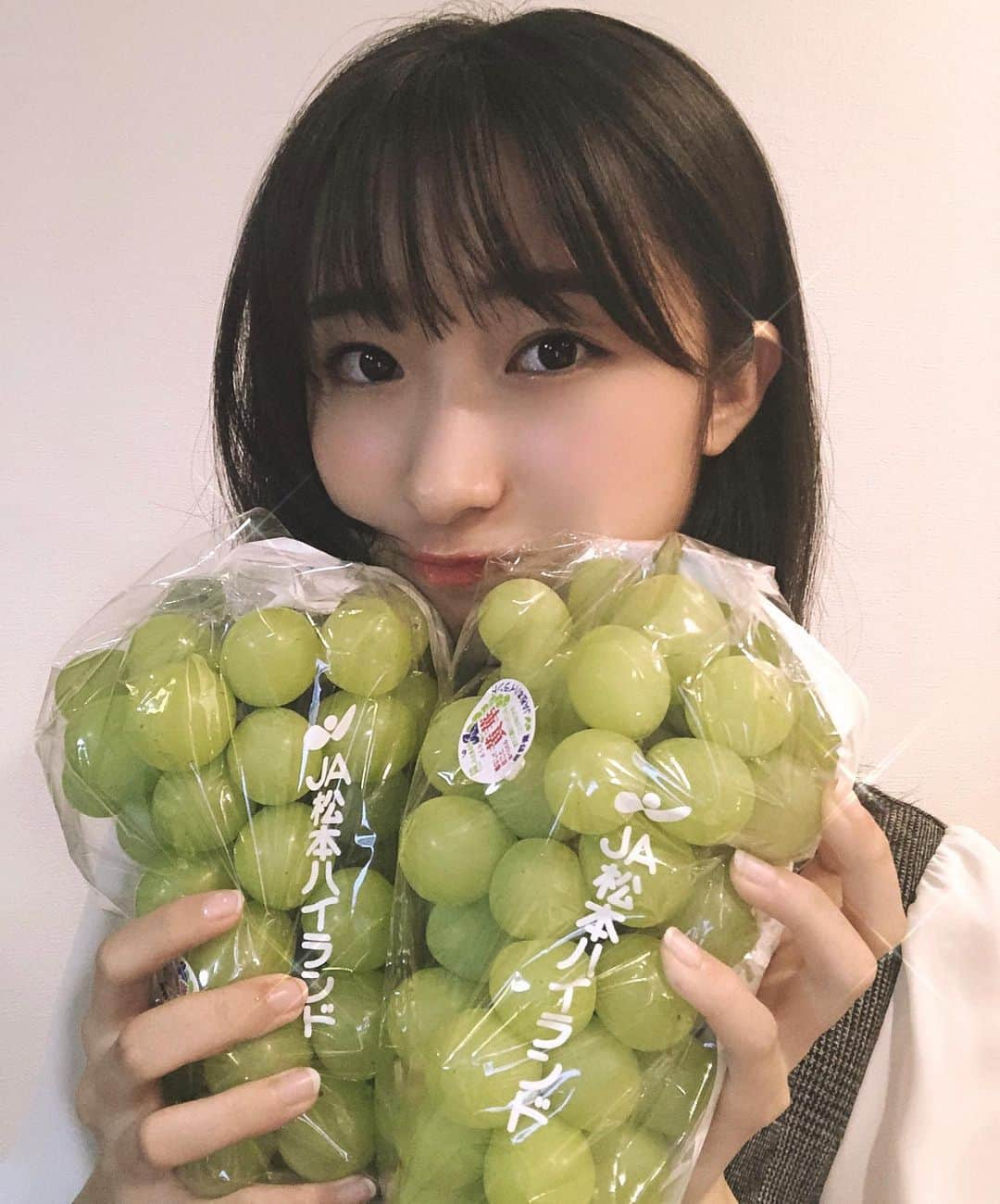 塚本颯来さんのインスタグラム写真 - (塚本颯来Instagram)「🍇﻿ ﻿ ﻿ 小さい頃からお世話になっていて、今でも応援してくれている 長野の母🧞‍♀️💓からマスカットを頂きました！﻿ ﻿ ﻿ ずっと見守っててくれる優しい方に囲まれて本当に幸せです！交差点の真ん中で長野に生まれて良かったー！って誰かと電話をしてるフリして叫びたいです！！✌🏻﻿ ﻿ ﻿ 長野はいいところだぞうーーー！！😏﻿ ﻿ ﻿ ﻿ ☁️宣伝☁️﻿ 11月2日は新三郷で私の生誕イベントがあります！﻿ 入場無料のフリーイベントなので是非遊びにきてくださいっ！🎉﻿ ﻿ みんなに楽しんでもらえるような演出を考えております！ 完全塚本プロデュースですお楽しみに！🥳﻿ ﻿」10月21日 22時55分 - sora_tsukamoto_official