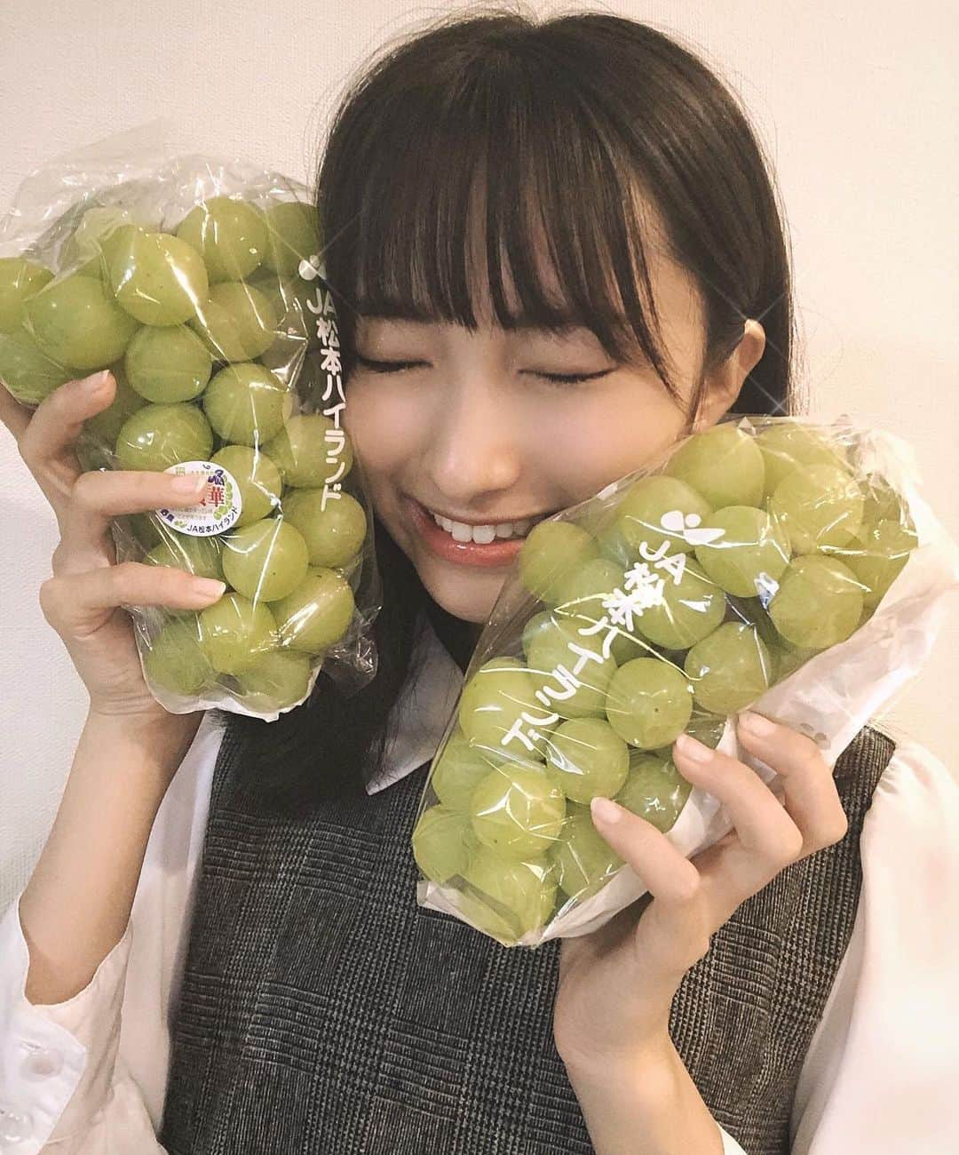 塚本颯来さんのインスタグラム写真 - (塚本颯来Instagram)「🍇﻿ ﻿ ﻿ 小さい頃からお世話になっていて、今でも応援してくれている 長野の母🧞‍♀️💓からマスカットを頂きました！﻿ ﻿ ﻿ ずっと見守っててくれる優しい方に囲まれて本当に幸せです！交差点の真ん中で長野に生まれて良かったー！って誰かと電話をしてるフリして叫びたいです！！✌🏻﻿ ﻿ ﻿ 長野はいいところだぞうーーー！！😏﻿ ﻿ ﻿ ﻿ ☁️宣伝☁️﻿ 11月2日は新三郷で私の生誕イベントがあります！﻿ 入場無料のフリーイベントなので是非遊びにきてくださいっ！🎉﻿ ﻿ みんなに楽しんでもらえるような演出を考えております！ 完全塚本プロデュースですお楽しみに！🥳﻿ ﻿」10月21日 22時55分 - sora_tsukamoto_official