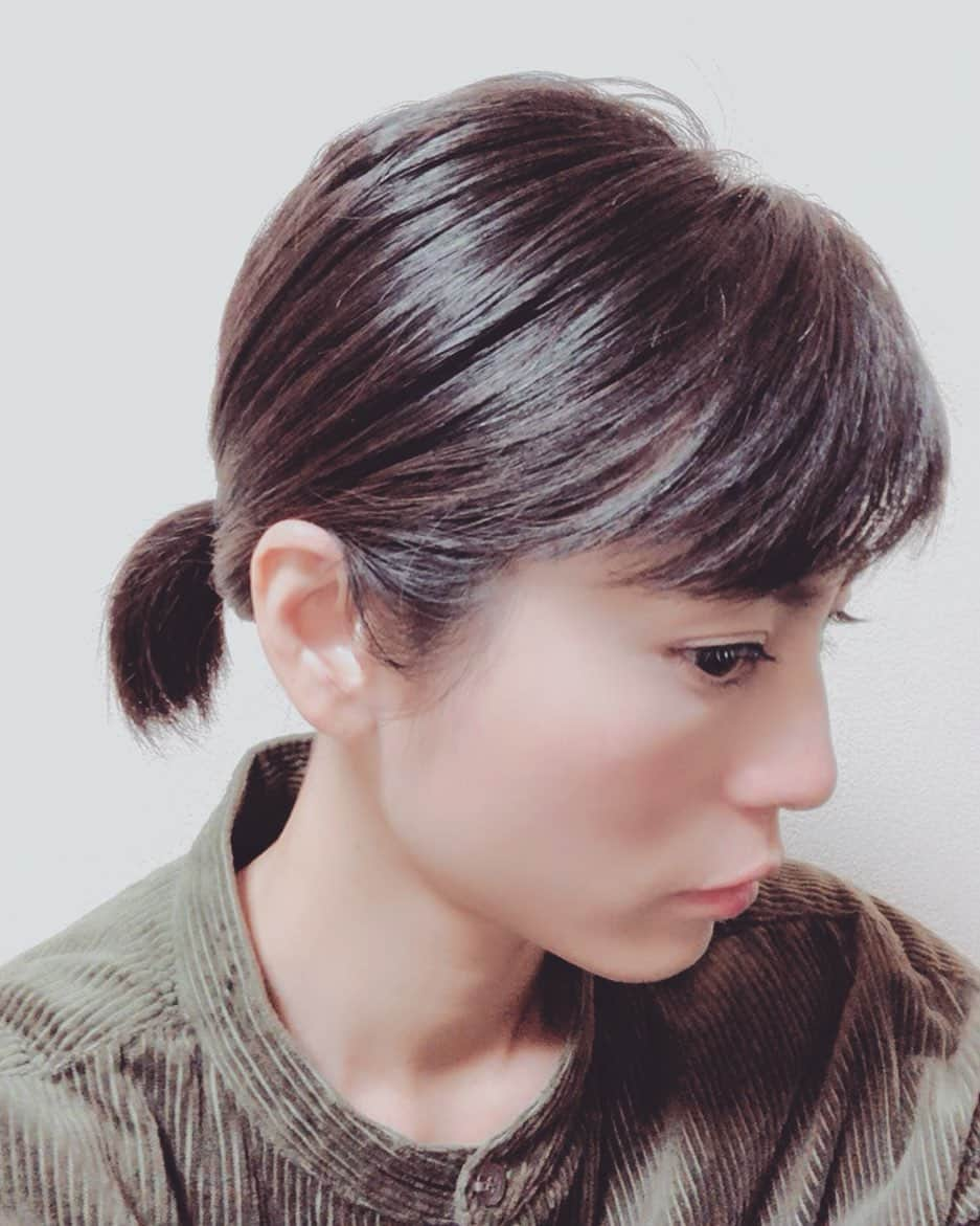 芳野友美さんのインスタグラム写真 - (芳野友美Instagram)「短くなったから髪結ぶと小鳥のしっぽになります（笑） 延期になっていたBBQ撮影会が11月9日(土)に振替開催となりました♪ 詳しくは#アメブロ を見てくださいね！是非遊びに来て下さい☺︎」10月21日 22時57分 - yumi_yoshino_1980