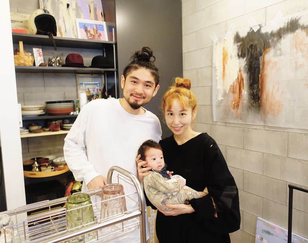 nanako itoのインスタグラム：「そよぎくん2ヶ月の記念になる家族写真撮ってくれてうれしい☺️ . #家族写真 #お団子お揃いになってしまった #お団子しかしてない #髪の毛切ろうか迷い中 #しーさん写真ありがとう😊 #りなちゃんスタイありがとう✨」