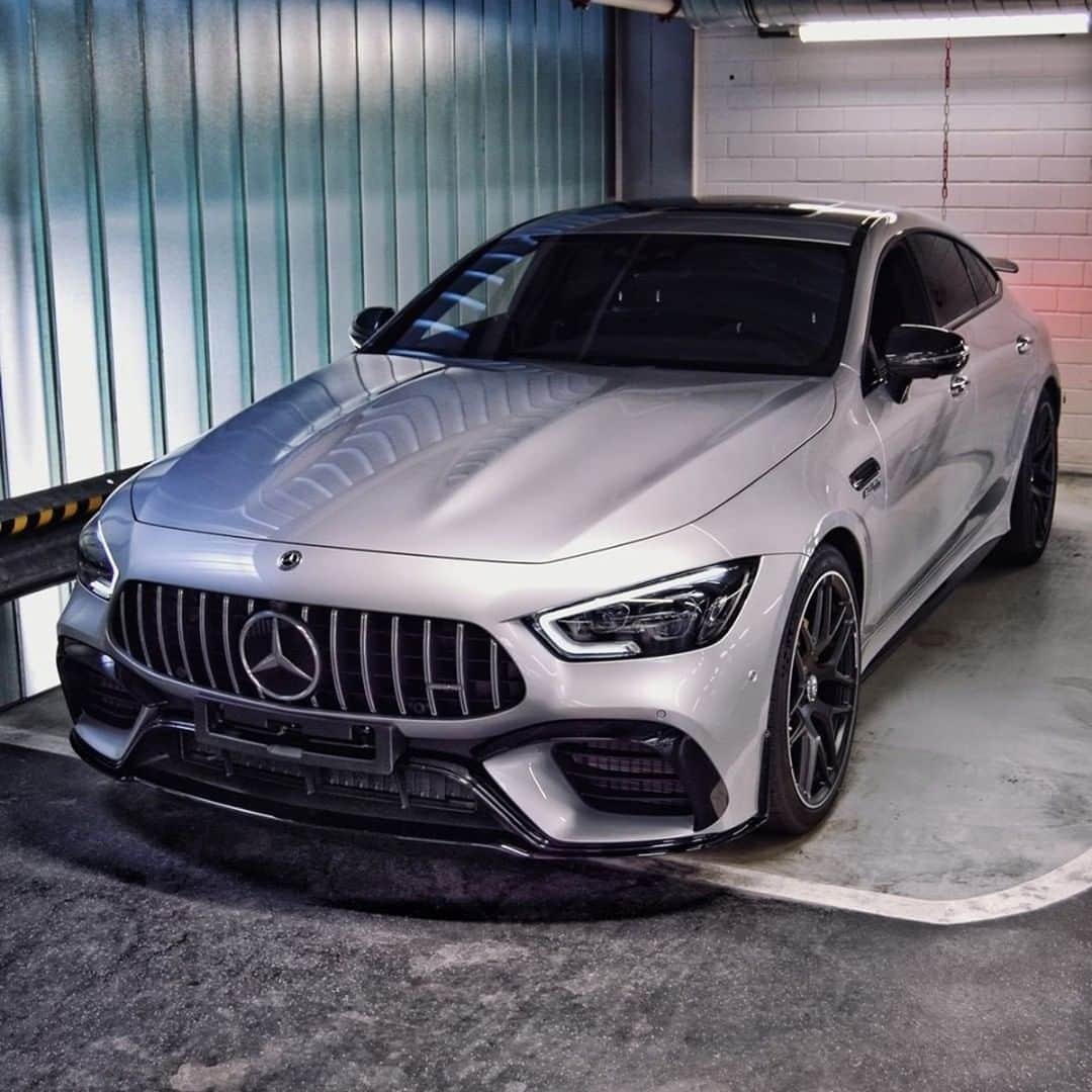 Mercedes AMGさんのインスタグラム写真 - (Mercedes AMGInstagram)「[Kraftstoffverbrauch kombiniert: 11,3 l/100 km | CO₂-Emissionen kombiniert: 257 g/km | http://amg4.me/efficiency-statement]  Many beauties can be found at the @mbkundencenter, just like this Mercedes-AMG GT 63 S 4MATIC+ 4-Door Coupé!  #MercedesAMG #DrivingPerformance #AMGGTFAMILY」10月21日 23時00分 - mercedesamg
