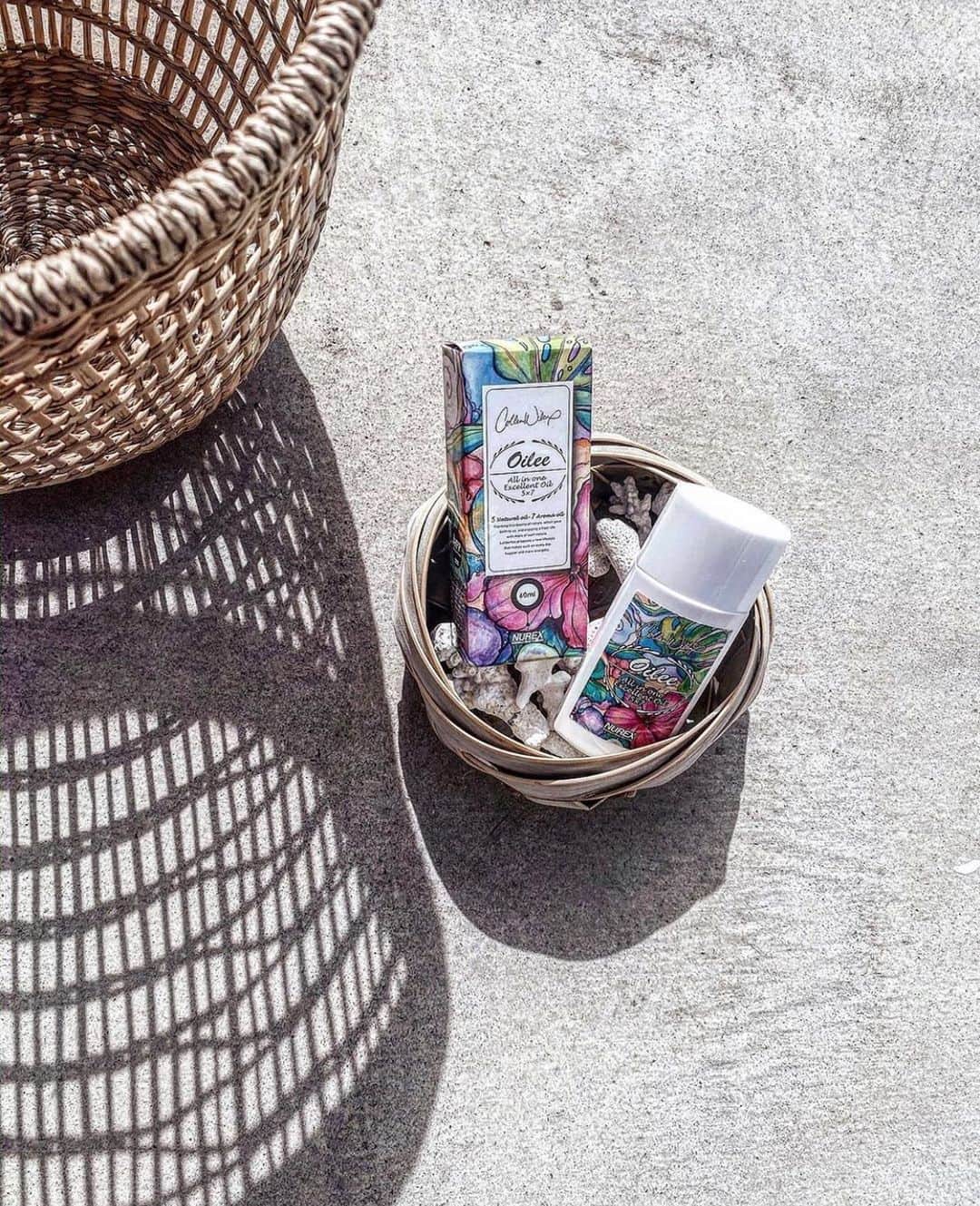 ラレイアのインスタグラム：「🌴 Colleen Wilcoxアートデザインのオーガニックオイルが発売されました😍💞 ・ 柑橘系の香りにラベンダーなど天然由来の成分が配合！ オーガニックでさらっとしているので使いやすい💕 ・ ギフトにもおすすめです✨ ・ #colleenwilcoxオールインワンエクセレントオイル をcheck🧡 ・ THANK YOU #Repost @_ayusweet_ ♡♡♡ ・ ・ @laleia_official  @colleenwilcoxgallery_jp  #colleenwilcox#art#hawaii#aloha#surf#beach#laleia#ハワイ#フォトジェニック#インスタ映え#インスタ女子#アロハ#ビーチ#海を感じる雑貨#ラレイア#アート#ビーチガール#サーフスタイル#大人カジュアル#秋#楽天#コリーンウィルコックス#トラベル#ギフト#プレゼント#オーガニック#オーガニックコスメ#オーガニックオイル」