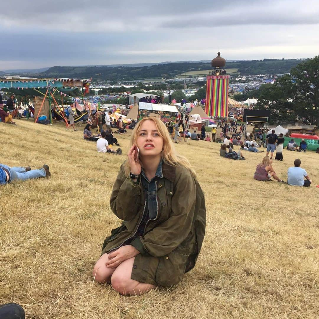 アレクサ・チャンさんのインスタグラム写真 - (アレクサ・チャンInstagram)「HBD BM 🐵❤️ @feefehbrown You hate having your picture taken but you love Glastonbury so I feel like this is safe.」10月21日 23時14分 - alexachung