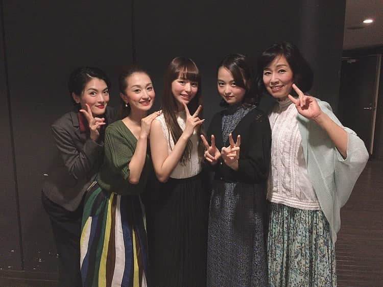 平野綾さんのインスタグラム写真 - (平野綾Instagram)「舞台『仮面山荘殺人事件』🎭﻿ 無事に全公演終わりました。﻿ ﻿ 9月末から始まった東京公演。﻿ 大阪公演では初日に誕生日を祝っていただきました。﻿ 台風の心配もありました。﻿ 新潟公演はあっという間でした。﻿ ﻿ 演じている間は役を引きずって食事もままならなかったのに(公演期間中どんどん痩せていきました)、﻿ 不思議と清々しい気持ちで終われたのは、﻿ 幕引きの台詞で全てを昇華させることができたからかもしれません。﻿ ﻿ 全て背負い、全てを暖かく包み込み、﻿ 全ての登場人物の為に、愛する者の為に、誰かの為に存在する役でした。﻿ ﻿ 私自身、皆さんがいてくれないと朋美が存在できなかったと、お芝居を通して強く感じ、﻿ 人の為に在るという居方を学びました。﻿ ﻿ ﻿ 素敵なカンパニーでした。﻿ ありがとうございました。﻿ ﻿ ﻿ 高之さんと写真撮り忘れたのが"らしい"というか何というか笑。﻿ スチール撮りの時の写真で！﻿ ﻿ ﻿ 来年DVDも出るので、﻿ その時まで朋美には私のなかで眠っていてもらいます。﻿ ﻿ ﻿ ﻿ #仮面山荘殺人事件　#東野圭吾　#成井豊﻿ #キャラメルボックス　#ナッポスユナイテッド﻿ #サンシャイン劇場　#サンケイホールブリーゼ　#りゅーとぴあ﻿ #森崎朋美﻿ #ayahirano #平野綾」10月21日 23時32分 - a_ya.hirano