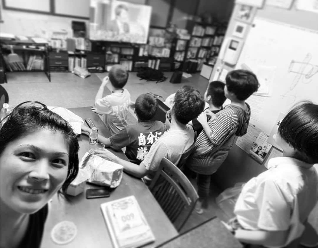 岡本安代さんのインスタグラム写真 - (岡本安代Instagram)「▶︎一瞬の出来事。 #みんなでテレビ。 #偶然整列。 #みんなで笑い、 #みんなで共有 #この一瞬が愛おしくて泣ける #散らかってるけどご容赦を #深イイ話をみんなで見た夜 #走り続ける岡本家 #５人の子育てママウンサー #岡本安代 #ブログ絶賛更新中」10月21日 23時40分 - okamoto.yasuyo