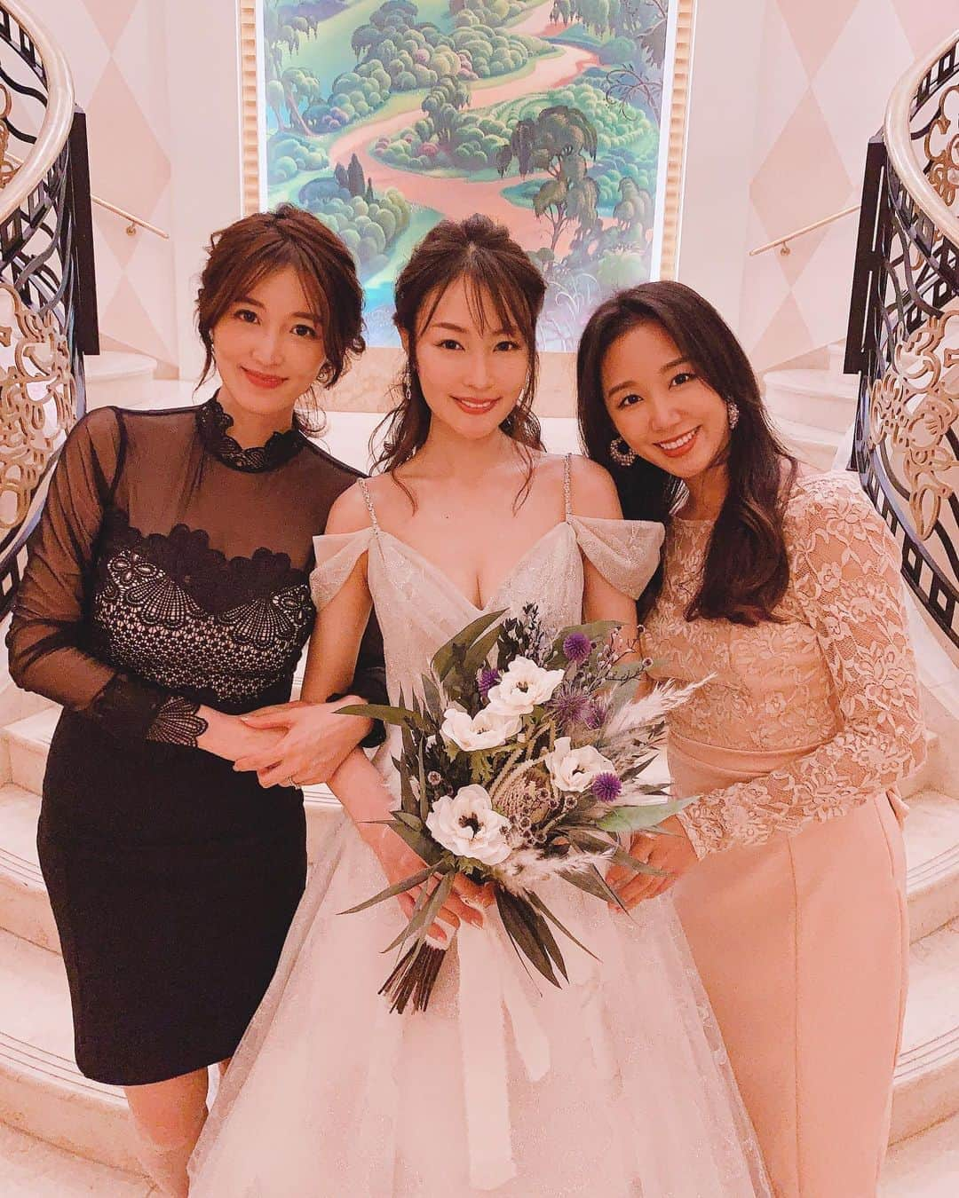 葉加瀬マイさんのインスタグラム写真 - (葉加瀬マイInstagram)「仁藤みさきちゃんの結婚式へ👰本当に綺麗だったぁ❤️ 産後ダイエット頑張ってたから元の体型にちゃんと戻ってた😽さすがストイック‼️ディズニーでの結婚式はキャラクター達と一緒にお祝いできてこちらも嬉しかった☺️幸せそうなきんぐが見れてほっこりしました🥰  #ディズニー結婚式 #結婚式 #결혼식 #happywedding #ディズニーアンバサダーホテル #disneywedding」10月21日 23時43分 - m.hakase