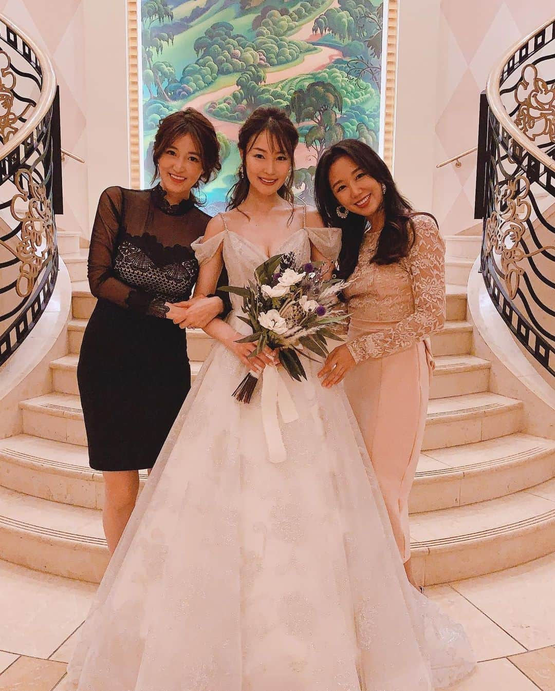 葉加瀬マイさんのインスタグラム写真 - (葉加瀬マイInstagram)「仁藤みさきちゃんの結婚式へ👰本当に綺麗だったぁ❤️ 産後ダイエット頑張ってたから元の体型にちゃんと戻ってた😽さすがストイック‼️ディズニーでの結婚式はキャラクター達と一緒にお祝いできてこちらも嬉しかった☺️幸せそうなきんぐが見れてほっこりしました🥰  #ディズニー結婚式 #結婚式 #결혼식 #happywedding #ディズニーアンバサダーホテル #disneywedding」10月21日 23時43分 - m.hakase