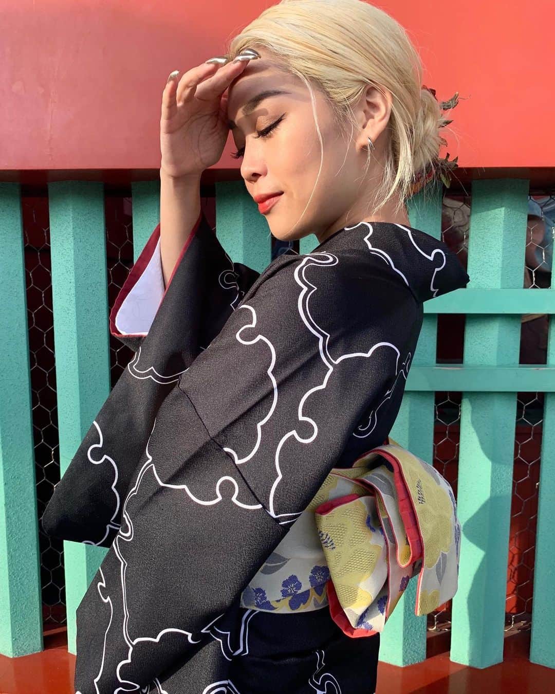 TOKINEのインスタグラム：「昨日は誕生日を親友2人がお祝いしてくれました😢💕﻿ 丁度、今の年齢の20日に私の母親が私を産んでくれました👶﻿ 今の私と同い年の父親と初対面を果たした日でもあります。﻿ 感じたことのない気持ちで、込み上げるものが沢山あり、胸いっぱいの1日の始まり。﻿ ﻿ 舞台や制作で半端なく忙しい期間の親友2人  @laco_eow @yuka__yamauchi  一日中、粋なサプライズで驚きっぱなしの 夢みたいな日を過ごさせてもらいました😢❤️ ほんまにありがとうな😭💕﻿ ﻿ 特別な日を大好きな2人にお祝いしてもらえて﻿ 超おおおおおお幸せでした。﻿ ﻿ 新しい一年も、愛と感謝を忘れず。﻿ そして、もっとトキネらしく。 歌い、踊り、凛と力強く生きていきます🌹✨﻿ よろしくお願いします🙏❤️﻿ ﻿ みなさん いつもありがとうございます🌈﻿」