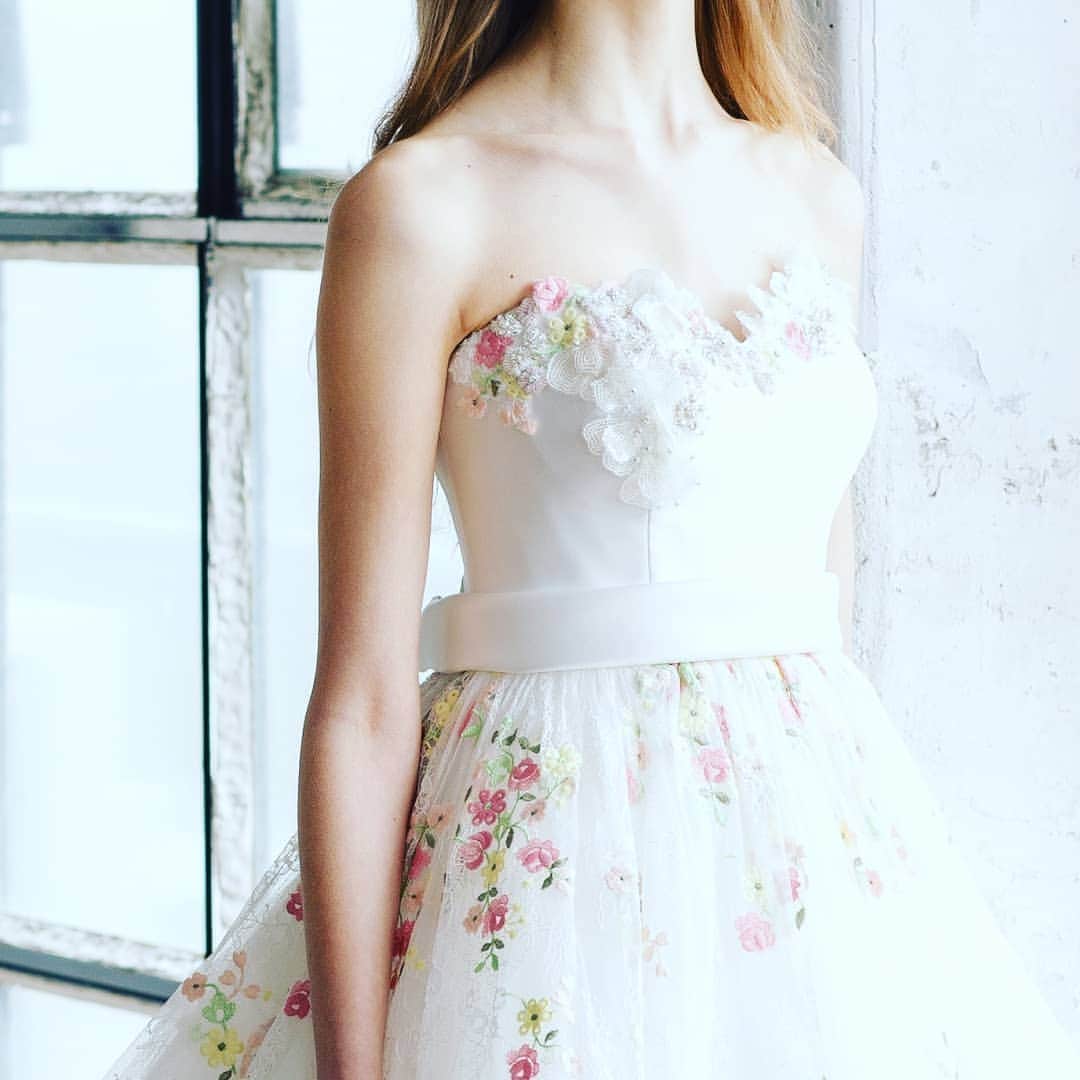 LAVIEEN ROSE Weddingのインスタグラム：「Love♡ lace 💘… #ラビアンローゼ　🌹🌿 #レースドレス #wedding#bridal #love #instawedding #hippiewedding #bridalfashion #indiewedding #indie #retrostyle #lookslikefilm#indiebride #hippiebride #weddingphotography #weddingphotographer #photography #wildweddings  #weddingdress  #カラードレス #ウェディングドレス #プレ花嫁 #お色直し  #2020夏婚#2020冬婚 #2020春婚 #全国のプレ花嫁さんと繋がりたい #静岡花嫁#名古屋花嫁#関東花嫁」