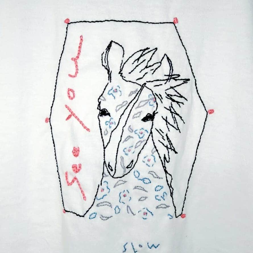 大塚咲さんのインスタグラム写真 - (大塚咲Instagram)「限定1枚😚🌼🌼 ドローイング刺繍Tシャツ完成しました！  馬です😚🧡🧡花柄の🐴 web shopを見てみて下さいませ🌼  Mサイズです💨💨💨」10月21日 23時49分 - otsukasaki_