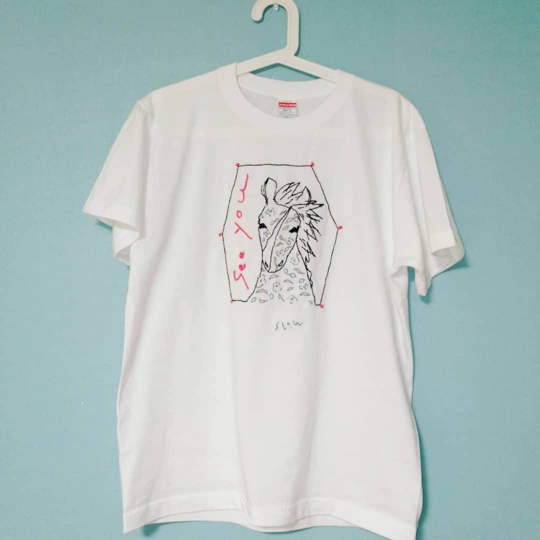 大塚咲さんのインスタグラム写真 - (大塚咲Instagram)「限定1枚😚🌼🌼 ドローイング刺繍Tシャツ完成しました！  馬です😚🧡🧡花柄の🐴 web shopを見てみて下さいませ🌼  Mサイズです💨💨💨」10月21日 23時49分 - otsukasaki_