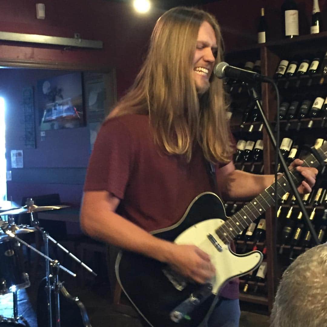 メアリー・マクドネルのインスタグラム：「Miss seeing this guy play @mikemellmusic_」