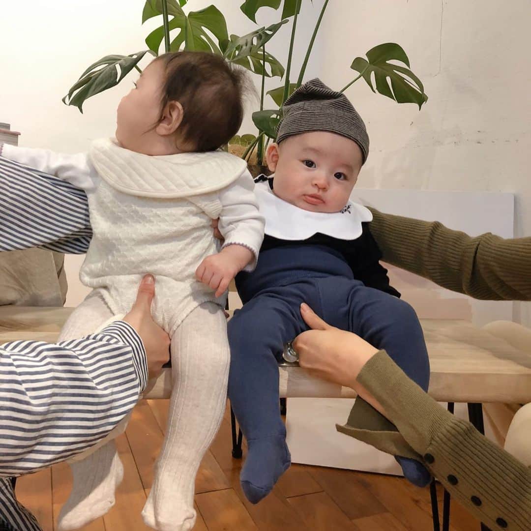 山﨑さおりさんのインスタグラム写真 - (山﨑さおりInstagram)「. @mamu_online のPOP UPへ🌵 ひなたん、千たんママ達に付き合ってくれて有難う☺️ 千たん、意外に男気あるみたいでママは笑けて仕方なかった😂 #泣いているひなたんの背中にさりげなく手を添える🤲🏻 そしてりえちゃんのサポートがいつもすごくて本当助かる、、改めて笑いつも有難う😭♥️ POP UP STOREは明日までですよー🙆🏻‍♀️🌷 . . #mamu_online」10月21日 23時59分 - saori_emunjewelry