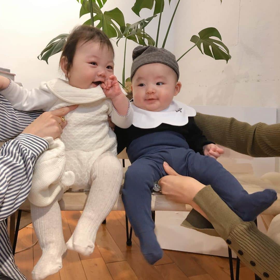 のインスタグラム：「. @mamu_online のPOP UPへ🌵 ひなたん、千たんママ達に付き合ってくれて有難う☺️ 千たん、意外に男気あるみたいでママは笑けて仕方なかった😂 #泣いているひなたんの背中にさりげなく手を添える🤲🏻 そしてりえちゃんのサポートがいつもすごくて本当助かる、、改めて笑いつも有難う😭♥️ POP UP STOREは明日までですよー🙆🏻‍♀️🌷 . . #mamu_online」