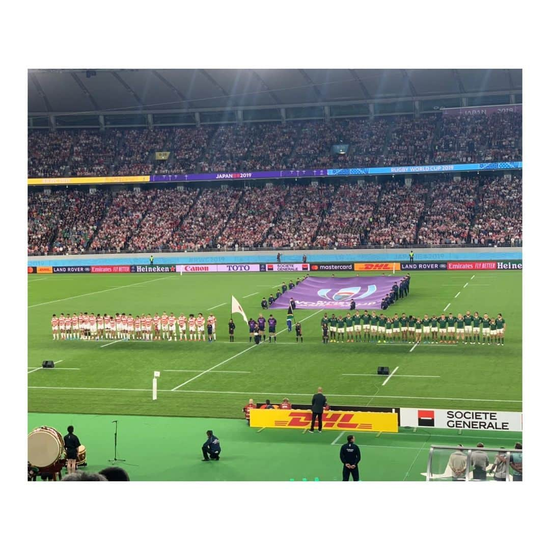 峰麻美さんのインスタグラム写真 - (峰麻美Instagram)「🏉ラグビーワールドカップ🏆 準々決勝　🇯🇵日本vs南アフリカ🇿🇦 4年前の再現を…と意気込んで乗り込んだけど、南アフリカが日本を徹底的に研究し尽くしていて、スクラムやモールなどの肉弾戦はほぼ勝てず、ラインアウトでもほぼ相手ボールになる苦しい展開… 得意の速いパス回しでさえインターセプトを狙われまくる状態。 日程的にも、ここまでほぼスタメンをいじらずにやってきた日本と、主力を休ませつつ戦ってきた南アフリカとでは疲労度がかなり違うなと思いました。  しかし、これが一つ上のレベルで戦うということなのかなって。 ピーキングの仕方もリザーブ（ラグビーではインパクトプレーヤーと呼ぶそう）のクオリティや使い方なども含めて、長期戦を戦い慣れている南アフリカはやはり強かだし素晴らしかった。  悔しいけど、そういうことも含めて得るものが多かった大会になったかなと思います。 日本は目標に向けてコツコツ着実に歩みを進めるのが得意なので、まずは今大会で目標としていたベスト8進出が実現したことを心から喜び感謝して、またこれから次の目標に向けて選手もチームも協会もファンもOne teamとなって頑張りたいです！  まぁわたしにわかなんですけどね。  #rugby #rugbyworldcup  #rwc2019  #rwc東京 #jpnvrsa #braveblossoms  #springboks  #ラグビー日本代表 #ブレイブブロッサムズ #スプリングボクス #beer #ilovebeer #beerstagram #ビール #ビール党 #ビール部 #ビアスタグラム #ビール女子 #ビール好き女子 #ビールクズ #クズ活 #居酒屋すたじあむ調布店」10月22日 0時08分 - asaaaaami.0702