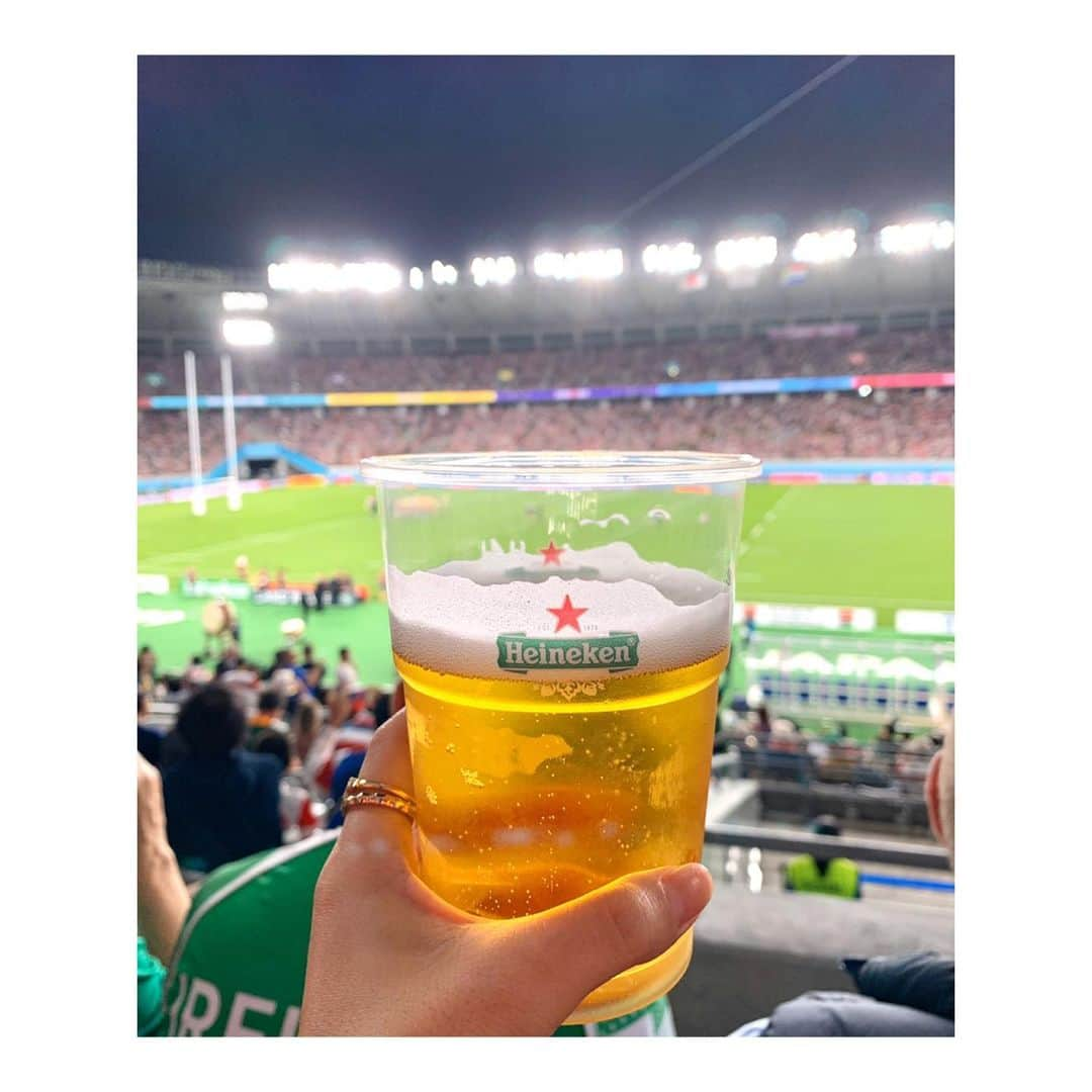 峰麻美さんのインスタグラム写真 - (峰麻美Instagram)「🏉ラグビーワールドカップ🏆 準々決勝　🇯🇵日本vs南アフリカ🇿🇦 4年前の再現を…と意気込んで乗り込んだけど、南アフリカが日本を徹底的に研究し尽くしていて、スクラムやモールなどの肉弾戦はほぼ勝てず、ラインアウトでもほぼ相手ボールになる苦しい展開… 得意の速いパス回しでさえインターセプトを狙われまくる状態。 日程的にも、ここまでほぼスタメンをいじらずにやってきた日本と、主力を休ませつつ戦ってきた南アフリカとでは疲労度がかなり違うなと思いました。  しかし、これが一つ上のレベルで戦うということなのかなって。 ピーキングの仕方もリザーブ（ラグビーではインパクトプレーヤーと呼ぶそう）のクオリティや使い方なども含めて、長期戦を戦い慣れている南アフリカはやはり強かだし素晴らしかった。  悔しいけど、そういうことも含めて得るものが多かった大会になったかなと思います。 日本は目標に向けてコツコツ着実に歩みを進めるのが得意なので、まずは今大会で目標としていたベスト8進出が実現したことを心から喜び感謝して、またこれから次の目標に向けて選手もチームも協会もファンもOne teamとなって頑張りたいです！  まぁわたしにわかなんですけどね。  #rugby #rugbyworldcup  #rwc2019  #rwc東京 #jpnvrsa #braveblossoms  #springboks  #ラグビー日本代表 #ブレイブブロッサムズ #スプリングボクス #beer #ilovebeer #beerstagram #ビール #ビール党 #ビール部 #ビアスタグラム #ビール女子 #ビール好き女子 #ビールクズ #クズ活 #居酒屋すたじあむ調布店」10月22日 0時08分 - asaaaaami.0702