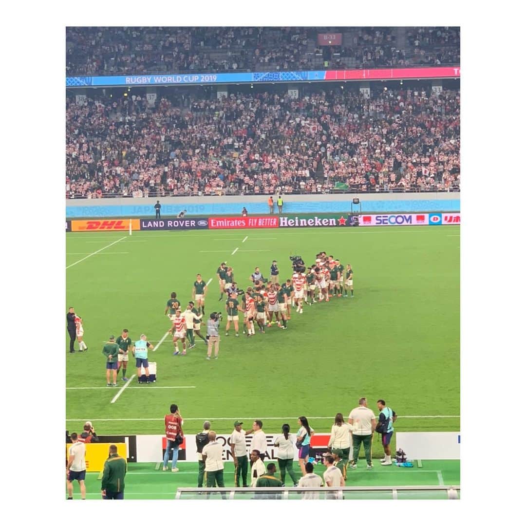 峰麻美さんのインスタグラム写真 - (峰麻美Instagram)「🏉ラグビーワールドカップ🏆 準々決勝　🇯🇵日本vs南アフリカ🇿🇦 4年前の再現を…と意気込んで乗り込んだけど、南アフリカが日本を徹底的に研究し尽くしていて、スクラムやモールなどの肉弾戦はほぼ勝てず、ラインアウトでもほぼ相手ボールになる苦しい展開… 得意の速いパス回しでさえインターセプトを狙われまくる状態。 日程的にも、ここまでほぼスタメンをいじらずにやってきた日本と、主力を休ませつつ戦ってきた南アフリカとでは疲労度がかなり違うなと思いました。  しかし、これが一つ上のレベルで戦うということなのかなって。 ピーキングの仕方もリザーブ（ラグビーではインパクトプレーヤーと呼ぶそう）のクオリティや使い方なども含めて、長期戦を戦い慣れている南アフリカはやはり強かだし素晴らしかった。  悔しいけど、そういうことも含めて得るものが多かった大会になったかなと思います。 日本は目標に向けてコツコツ着実に歩みを進めるのが得意なので、まずは今大会で目標としていたベスト8進出が実現したことを心から喜び感謝して、またこれから次の目標に向けて選手もチームも協会もファンもOne teamとなって頑張りたいです！  まぁわたしにわかなんですけどね。  #rugby #rugbyworldcup  #rwc2019  #rwc東京 #jpnvrsa #braveblossoms  #springboks  #ラグビー日本代表 #ブレイブブロッサムズ #スプリングボクス #beer #ilovebeer #beerstagram #ビール #ビール党 #ビール部 #ビアスタグラム #ビール女子 #ビール好き女子 #ビールクズ #クズ活 #居酒屋すたじあむ調布店」10月22日 0時08分 - asaaaaami.0702