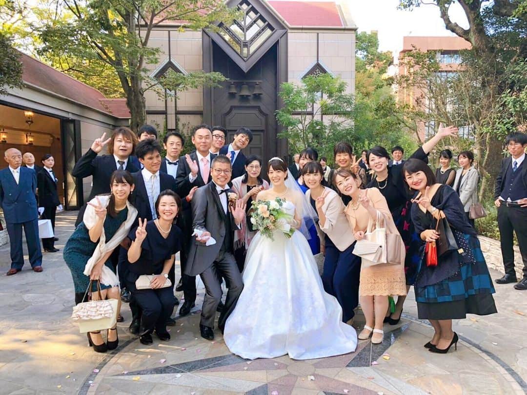岩崎弘志さんのインスタグラム写真 - (岩崎弘志Instagram)「. 2019.10.19💐 . ご列席いただいた皆様、結婚のご報告を致しました際に お祝いの言葉をかけてくださった皆様、本当にありがとうございました😊💍✨ . おかげさまで、両家にとってかけがえのない大切な1日となりました😆☘ . 結婚式という舞台に向けて多くの方々が協力してくださり、人の縁が広く深く紡がれていくのを体感し、胸が熱くなりました☺️‼️本当に自分で振り返ってみても奇跡的なご縁で準備が進んでいき、当日まで大変なこともありながら、楽しみながら当日を迎えられました^_^ . 香川県から鹿児島に来て10年あまり🗓✨ . 仕事で訪れた鹿児島の地で、一番大切にしたい『家族』が出来ました👏🏻 . 県外から来た自分を温かく迎えてくださった妻の家族や親戚の皆さん。満面の笑みで祝ってくださった上司の皆様、先輩方、同僚や後輩たち。 10年ぶりでも変わらず親交を深めてくれた親友たち。 . なんやかんや自分で踏ん張って生きていかないかんなと、どこか孤独に感じていた自分が、こんなに多くの方に祝っていただけるとは思ってもみませんでした😭！少しでも皆さんへの恩返しになっていれば幸いです🙇⤴︎ . これからは余韻に浸りながらも、新しい家族と過ごす人生が始まります🙋🏻‍♂️どんなことが待ってるんでしょうか？？ . 人生の先輩方が語りかけてくださったように、どんな時でも、家族で手を取り合って過ごしていきます🙏🏻‼︎ . アナウンサーとしても、これからお茶の間の皆さんの心を潤すことのできるアナウンサーになれるよう精進いたします🙇‼︎ . どうか変わらぬ愛情を注いでくださいませ😊👏🏻 . 長々と書いてしまいましたが、これまで関わってくださった皆様、本当にありがとうございます😊✨ これからもどうぞよろしくお願い致します🙇✨ . . #結婚　#城山ホテル鹿児島　#高松北高校　 #広島大学　#MBC  #テレビ　#ラジオ  #紫原中学校　 #鹿児島高校　#伊佐農林高校　#鹿児島情報高校　 #出水商業高校　#鹿児島水産高校　#鹿児島県立短大　 #路地裏喫茶　#家族　#仲間　#ライバル　#親友　 #タレント　#アナウンサー　#岩﨑弘志 #この結婚式がヤバい . #この日一番幸せだったのは間違いなく僕たちだった」10月22日 0時09分 - iwasakikoji0326