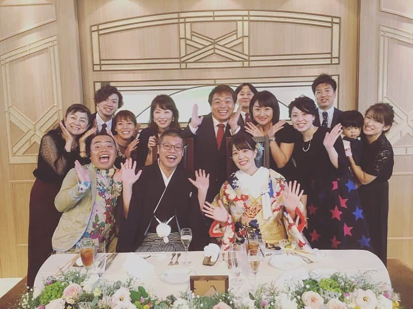 岩崎弘志さんのインスタグラム写真 - (岩崎弘志Instagram)「. 2019.10.19💐 . ご列席いただいた皆様、結婚のご報告を致しました際に お祝いの言葉をかけてくださった皆様、本当にありがとうございました😊💍✨ . おかげさまで、両家にとってかけがえのない大切な1日となりました😆☘ . 結婚式という舞台に向けて多くの方々が協力してくださり、人の縁が広く深く紡がれていくのを体感し、胸が熱くなりました☺️‼️本当に自分で振り返ってみても奇跡的なご縁で準備が進んでいき、当日まで大変なこともありながら、楽しみながら当日を迎えられました^_^ . 香川県から鹿児島に来て10年あまり🗓✨ . 仕事で訪れた鹿児島の地で、一番大切にしたい『家族』が出来ました👏🏻 . 県外から来た自分を温かく迎えてくださった妻の家族や親戚の皆さん。満面の笑みで祝ってくださった上司の皆様、先輩方、同僚や後輩たち。 10年ぶりでも変わらず親交を深めてくれた親友たち。 . なんやかんや自分で踏ん張って生きていかないかんなと、どこか孤独に感じていた自分が、こんなに多くの方に祝っていただけるとは思ってもみませんでした😭！少しでも皆さんへの恩返しになっていれば幸いです🙇⤴︎ . これからは余韻に浸りながらも、新しい家族と過ごす人生が始まります🙋🏻‍♂️どんなことが待ってるんでしょうか？？ . 人生の先輩方が語りかけてくださったように、どんな時でも、家族で手を取り合って過ごしていきます🙏🏻‼︎ . アナウンサーとしても、これからお茶の間の皆さんの心を潤すことのできるアナウンサーになれるよう精進いたします🙇‼︎ . どうか変わらぬ愛情を注いでくださいませ😊👏🏻 . 長々と書いてしまいましたが、これまで関わってくださった皆様、本当にありがとうございます😊✨ これからもどうぞよろしくお願い致します🙇✨ . . #結婚　#城山ホテル鹿児島　#高松北高校　 #広島大学　#MBC  #テレビ　#ラジオ  #紫原中学校　 #鹿児島高校　#伊佐農林高校　#鹿児島情報高校　 #出水商業高校　#鹿児島水産高校　#鹿児島県立短大　 #路地裏喫茶　#家族　#仲間　#ライバル　#親友　 #タレント　#アナウンサー　#岩﨑弘志 #この結婚式がヤバい . #この日一番幸せだったのは間違いなく僕たちだった」10月22日 0時09分 - iwasakikoji0326