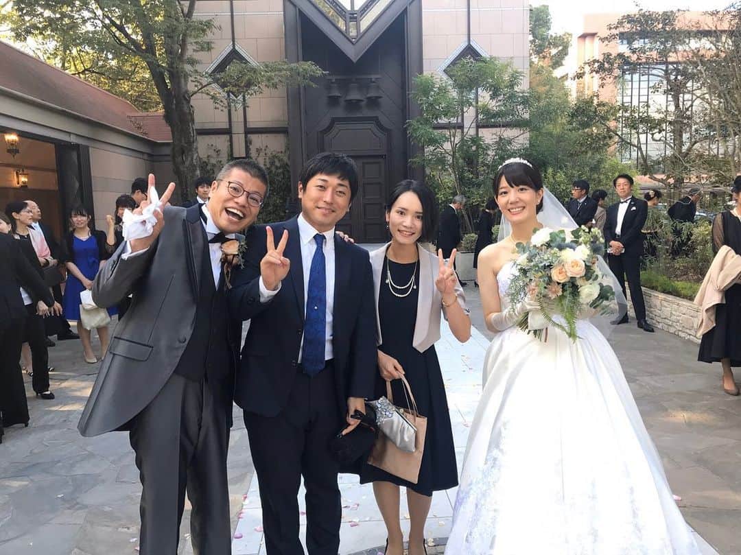 岩崎弘志さんのインスタグラム写真 - (岩崎弘志Instagram)「. 2019.10.19💐 . ご列席いただいた皆様、結婚のご報告を致しました際に お祝いの言葉をかけてくださった皆様、本当にありがとうございました😊💍✨ . おかげさまで、両家にとってかけがえのない大切な1日となりました😆☘ . 結婚式という舞台に向けて多くの方々が協力してくださり、人の縁が広く深く紡がれていくのを体感し、胸が熱くなりました☺️‼️本当に自分で振り返ってみても奇跡的なご縁で準備が進んでいき、当日まで大変なこともありながら、楽しみながら当日を迎えられました^_^ . 香川県から鹿児島に来て10年あまり🗓✨ . 仕事で訪れた鹿児島の地で、一番大切にしたい『家族』が出来ました👏🏻 . 県外から来た自分を温かく迎えてくださった妻の家族や親戚の皆さん。満面の笑みで祝ってくださった上司の皆様、先輩方、同僚や後輩たち。 10年ぶりでも変わらず親交を深めてくれた親友たち。 . なんやかんや自分で踏ん張って生きていかないかんなと、どこか孤独に感じていた自分が、こんなに多くの方に祝っていただけるとは思ってもみませんでした😭！少しでも皆さんへの恩返しになっていれば幸いです🙇⤴︎ . これからは余韻に浸りながらも、新しい家族と過ごす人生が始まります🙋🏻‍♂️どんなことが待ってるんでしょうか？？ . 人生の先輩方が語りかけてくださったように、どんな時でも、家族で手を取り合って過ごしていきます🙏🏻‼︎ . アナウンサーとしても、これからお茶の間の皆さんの心を潤すことのできるアナウンサーになれるよう精進いたします🙇‼︎ . どうか変わらぬ愛情を注いでくださいませ😊👏🏻 . 長々と書いてしまいましたが、これまで関わってくださった皆様、本当にありがとうございます😊✨ これからもどうぞよろしくお願い致します🙇✨ . . #結婚　#城山ホテル鹿児島　#高松北高校　 #広島大学　#MBC  #テレビ　#ラジオ  #紫原中学校　 #鹿児島高校　#伊佐農林高校　#鹿児島情報高校　 #出水商業高校　#鹿児島水産高校　#鹿児島県立短大　 #路地裏喫茶　#家族　#仲間　#ライバル　#親友　 #タレント　#アナウンサー　#岩﨑弘志 #この結婚式がヤバい . #この日一番幸せだったのは間違いなく僕たちだった」10月22日 0時09分 - iwasakikoji0326