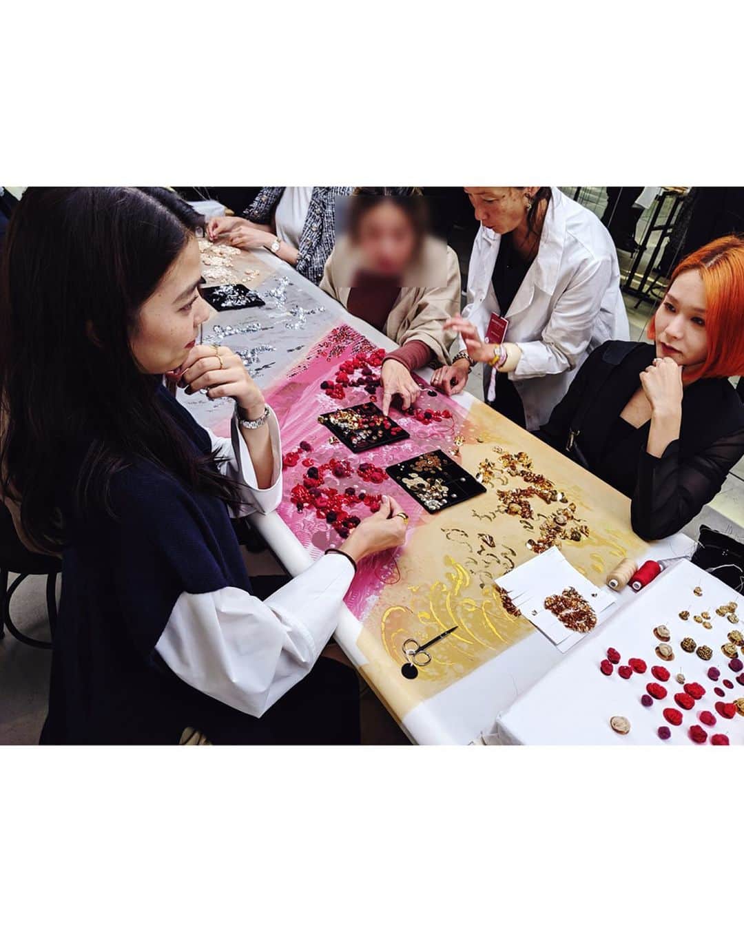 鈴木淳子さんのインスタグラム写真 - (鈴木淳子Instagram)「MademoisellePrive in Tokyo 🗼 Embroiderer Montex Workshop @chanelofficial . 東京でパリの職人様が手ほどきして下さるという奇跡。素敵な方ばかりで、話が弾む弾む。 コレクションの前は 図案が渡されて その通りに期日までに制作するという とても大切なパートを担う女性たち。 話が弾み過ぎて、プレビューで 全く展示が観られなかったので😅早速ですが週末におかわり行ってきました。 展示の写真もupするね。 . #MademoisellePrive #マドモアゼルプリヴェ #CHANEL」10月22日 0時04分 - junkosuzuki