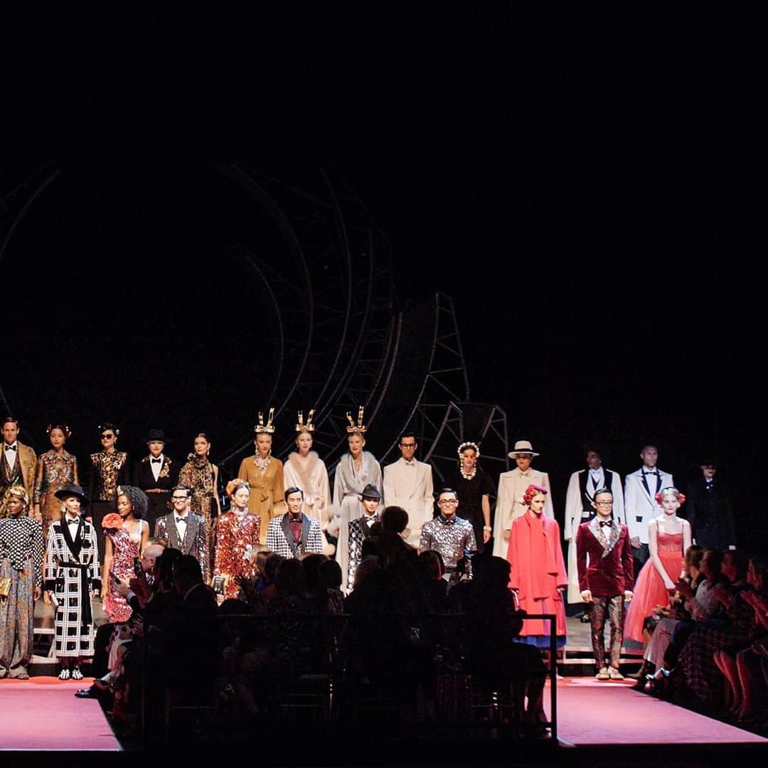 ドルチェ&ガッバーナさんのインスタグラム写真 - (ドルチェ&ガッバーナInstagram)「Head turning #DolceGabbana designs took center stage at the Dallas Opera FIRST SIGHT Fashion Presentation at the Margot and Bill Winspear Opera House. #DGWomen #DGMen #DGFamily  #DGLovesDallas」10月22日 0時07分 - dolcegabbana