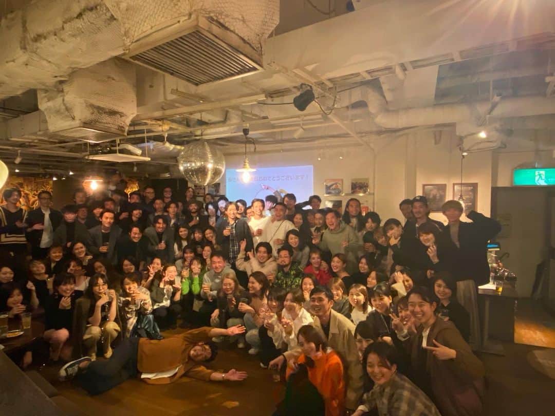 谷正人のインスタグラム：「今年もしっかりとドッキリを仕掛けていただきました。 みんな、今年もありがとう！ 世界を代表する会社を作っていきますからね👌 #tokyobase #36歳」