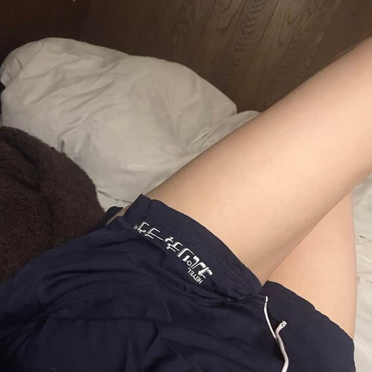 Manitasのインスタグラム：「ぱじゃまもシーツもきもちぃ〜〜 ぱじゃまでねむるのがだいすきです。 #goodnight」