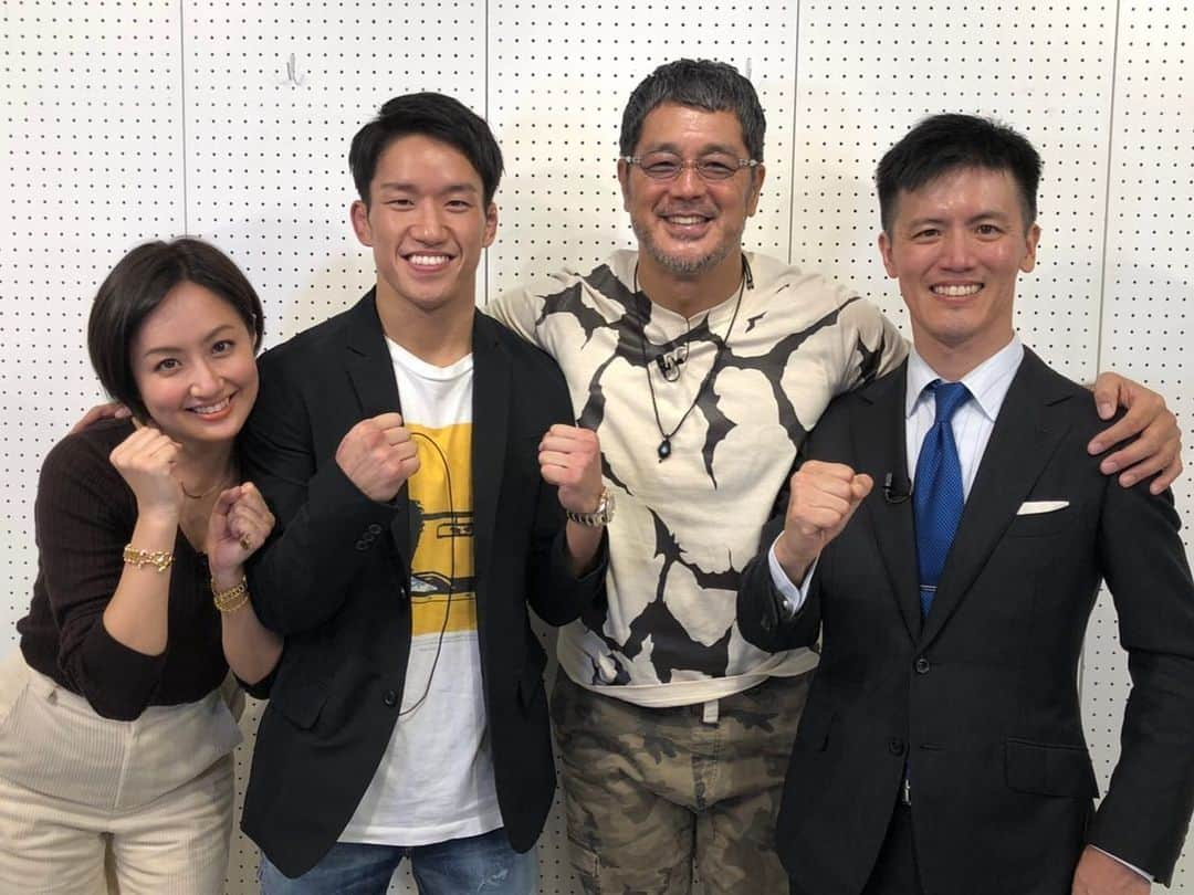 高田延彦さんのインスタグラム写真 - (高田延彦Instagram)「髙田横粂の世相談義！今夜はスペシャルゲストに朝倉海選手がスタジオに遊びに来てくれた！海くん、視聴者からのたくさんの質問に気持ち良く答えてくれました！正直時間が足りないくらい盛り上がっちゃったよね(^^)レアな話やシビアな話題まで振り幅抜群の充実タイムでした。海くん曰く、時間が短かったみたい、年明けにはスペシャルサイズで行きたいね！行こう。とにかく海くん、スタジオゲストに来てくれてありがとう、引き続き怪我のないようにグッドトレーニングをしてください❗️見逃した人はユーチューブでどうぞ、最後に試合でシリアスな負傷をした佐々木選手の復活を皆んなで心から祈っています！  #髙田横粂の世相談義  #スペシャルゲスト  #朝倉海  #レアなエピソードトーク  #大晦日  #vs堀口恭司  #バンタム級タイトルマッチ  #さいたまスーパーアリーナ  #横粂勝仁  #麻生夏子  #髙田延彦」10月22日 0時12分 - takada_nobuhiko