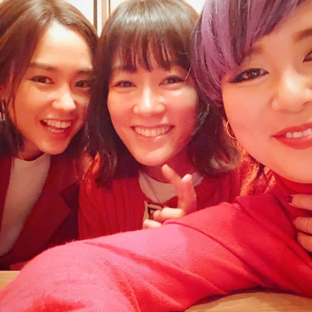 水川あさみのインスタグラム：「うれしい時間☺️ この2人と居るとなんでいつもブレるの。なんでよ。」