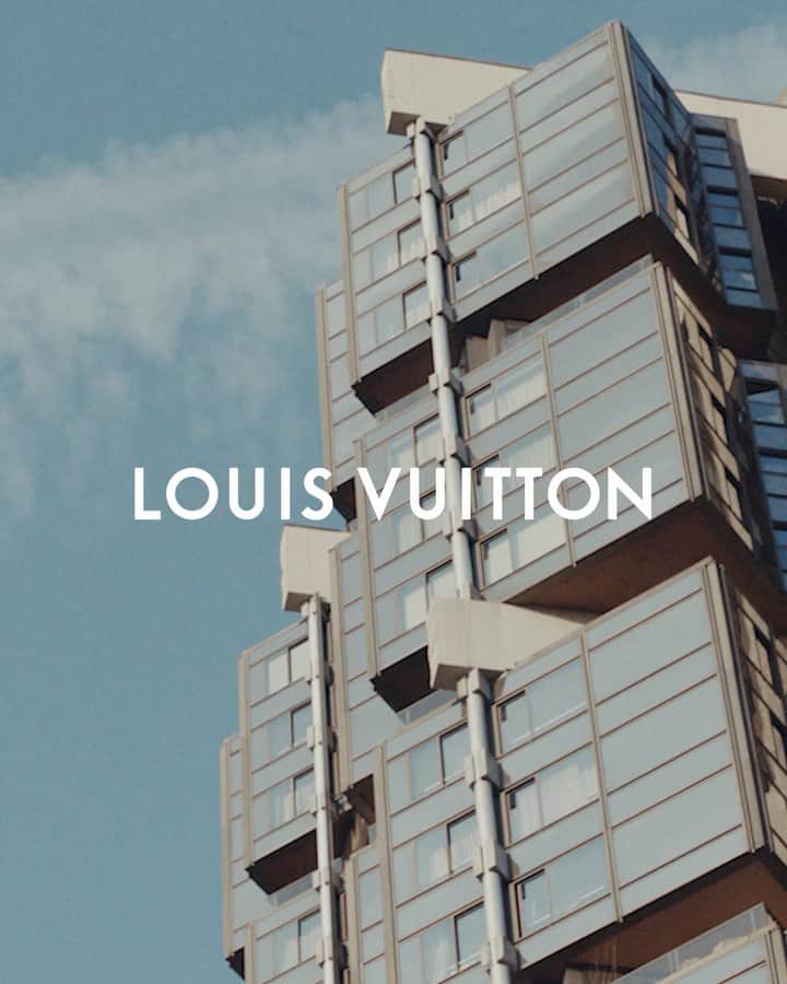 のインスタグラム：「V for Vuitton. The Tambour Damier Cobalt watch brings together two instantly recognizable signatures. Discover #LouisVuitton’s sporty new Tambour via link in bio.」