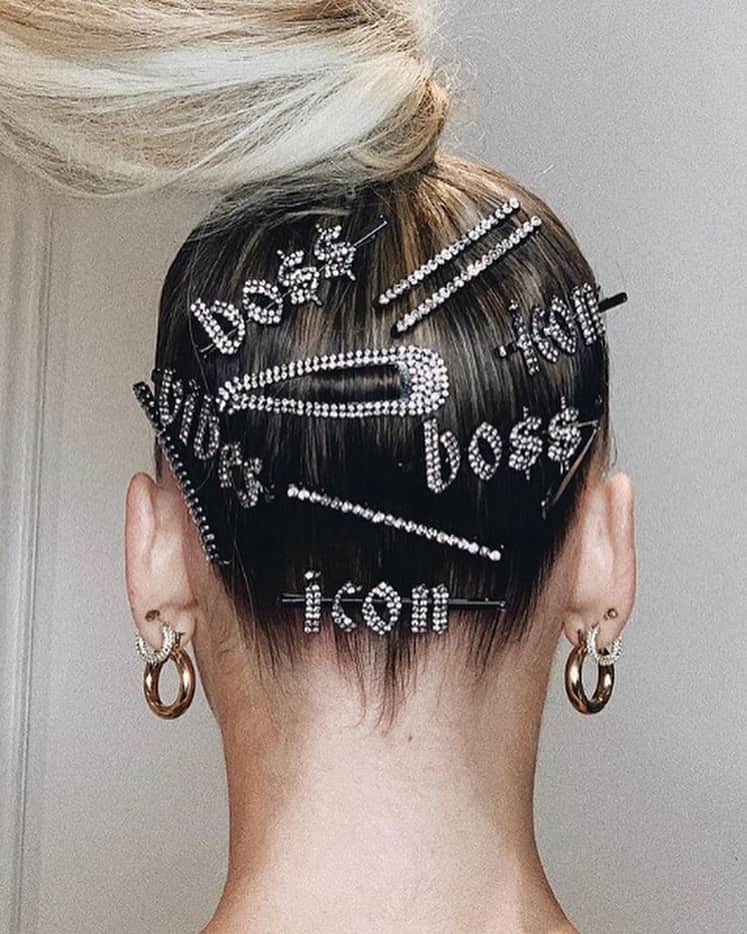 のインスタグラム：「日本未上陸の注目ヘアアクセブランド﻿ ﻿ コスパブランドからセレブヘアを完コピできる本格派まで、注目すべき日本未上陸のヘアアクセブランドをご紹介💁🏻‍♀️つけるだけでおしゃれなヘアが完成する未上陸ヘアアクセを今すぐチェック！👀﻿ ﻿ 💄「Kitsch（キッチュ）」﻿ @mykitsch ﻿ 🌍US﻿ ﻿ 人気Youtuberでヘアスタイリストのケイリー・メリッサや、多くのセレブを顧客に抱えるヘアスタイリストのジャスティーン・マージャンとコラボして、最先端のヘアトレンドを提案している「Kitsch（キッチュ）」♡﻿ チャーリーXCXやカーディ・B、アリアナ・グランデが愛用するラインストーンのパッチンどめ（$29）や、ファッショニスタがこぞって手に入れたロゴ入りのボビーピン（$29）など、ヒットアイテムを続々と生み出し中💨﻿ ﻿ ﻿ ﻿ #ellegirl #ellegirlbeauty #ヘアアクセサリー #ヘアアクセ #日本未上陸 #海外ブランド #アリアナグランデ #arianagrande #arianagrandestyle #arianagrandehair #cardibstyle @iamcardib #charliexcx @charli_xcx #カーディb #ぱっちんどめ #パッチンピン #ロゴピン #ヘアアレンジ #ヘアアレンジ簡単 #海外ファッション #海外セレブ #アリアナ #アクセサリー好き #kitsch #mykitsch」