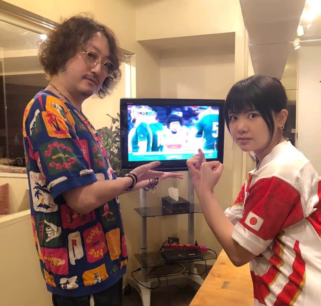 のインスタグラム：「ラグビー日本代表の皆さんの戦うお姿に、沢山の感動や元気を頂きました🏉🇯🇵❗️ ありがとうございました😊🌟🌟🌟 #RWC2019  #JPNvRSA  #WorldInUnion  #昨日はスタジオ作業中だったので  #ユニフォームを着用して応援 の気持ち  #リーダー別作業中」