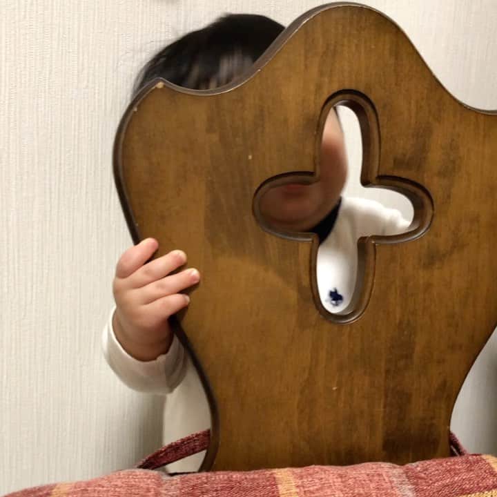 のインスタグラム：「いないいないばあ　又は　ひょっこりはん？😂 (ひょっこりはんよくわかってないけど、こないだの天海祐希さんと石田ゆり子さんの番組でやってたのでつい😂) #いないいないばあ #ひょっこりはん #10ヶ月 #baby #babyboy #아기　#peekaboo」
