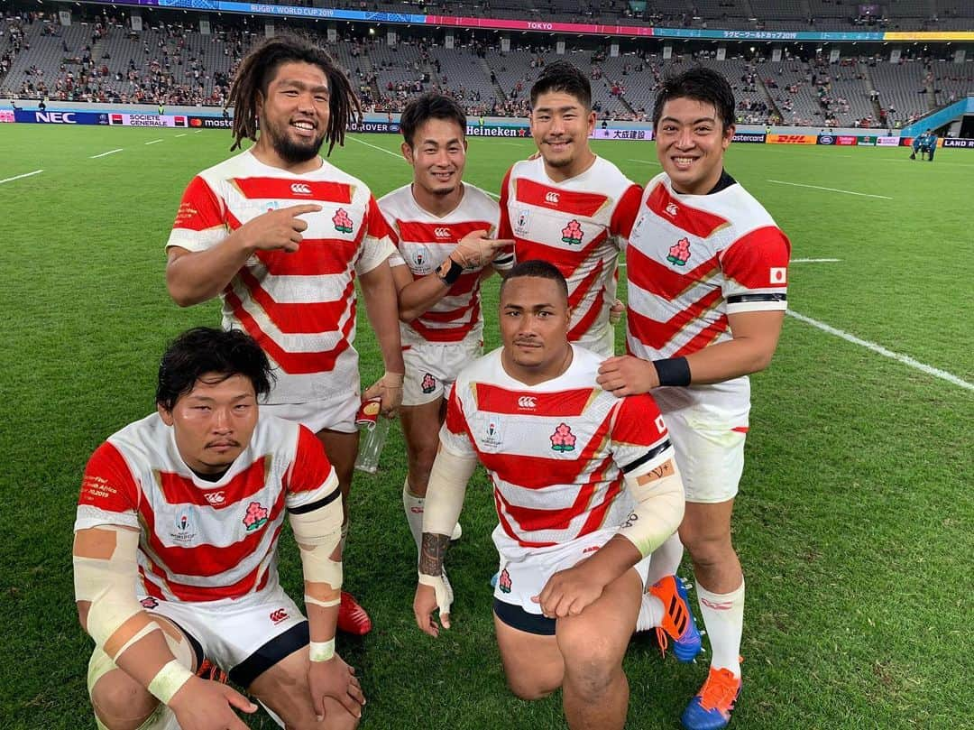 坂手淳史さんのインスタグラム写真 - (坂手淳史Instagram)「RWC2019  沢山の応援ありがとうございました。 素晴らしい大声援が本当に僕たちの背中を押してくれたと思います。  ベスト8という目標を達成できたこと、本当に嬉しいです。 これからも努力を重ねてさらに高い目標に挑みます！！ #oneteam #rwc2019 #フロントロー #pwkメンバー」10月22日 0時43分 - sakateatsushi2