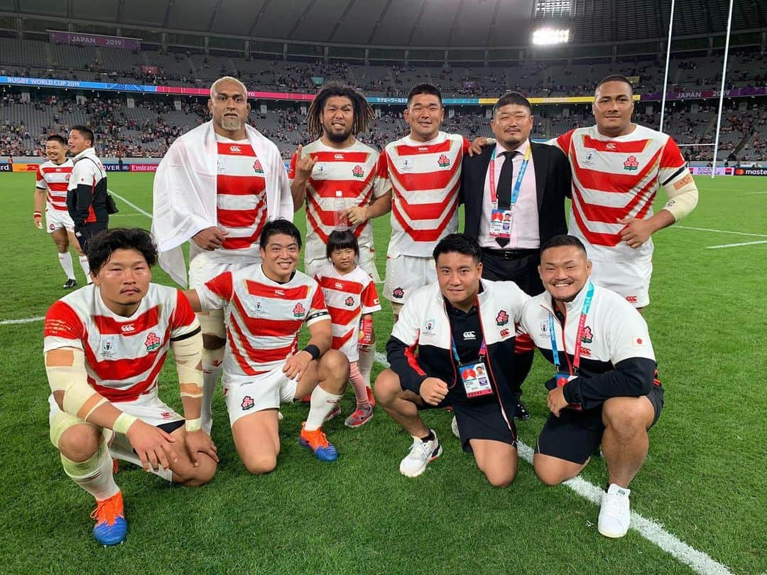 坂手淳史のインスタグラム：「RWC2019  沢山の応援ありがとうございました。 素晴らしい大声援が本当に僕たちの背中を押してくれたと思います。  ベスト8という目標を達成できたこと、本当に嬉しいです。 これからも努力を重ねてさらに高い目標に挑みます！！ #oneteam #rwc2019 #フロントロー #pwkメンバー」