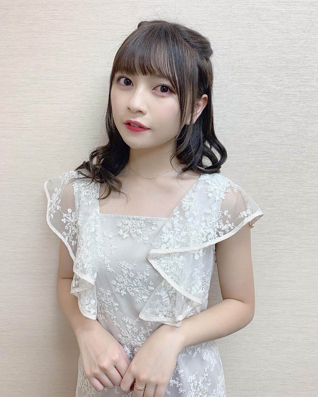 廣川奈々聖のインスタグラム：「･﻿ ﻿ ﻿ 映画【スプーキッズ ザ・ムービー】﻿ 完成披露試写会でした🎬♡、﻿ ﻿ ﻿ ﻿ 映画のアフレコはほぼ初めてながら﻿ ハナというとっても愛らしくて﻿ 映画の中でも主役に近いくらいとっても大事な役を頂けて﻿ 本当に本当に嬉しいことだなと思います(/_<)。！﻿ ﻿ ﻿ ﻿ ﻿ きょう映画館で自分の声が聴こえてきたとき﻿ すごく感動したし、不思議な気持ちでいっぱいでした…﻿ ﻿ ﻿ ﻿ いよいよ10/25から﻿ 全国のユナイテッド・シネマにて上映開始となります！﻿ ﻿ ﻿ ﻿ 子供から大人まで楽しめる作品になっていますので﻿ 是非ともご覧くださいませ！🐰💞﻿ ﻿ ﻿ ﻿ ﻿ というわけで﻿ 今日は白いレースのワンピースにしてみました☺︎❤︎﻿ ﻿ ﻿ ﻿ ・﻿ ・﻿ ・﻿ ﻿ #映画 #完成披露試写会 #舞台挨拶 #スプーキッズ #スプーキッズザムービー #spookiz #movies」