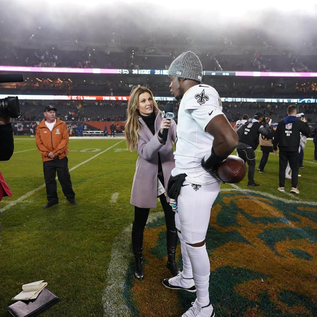 エリン・アンドリューズさんのインスタグラム写真 - (エリン・アンドリューズInstagram)「Week 7 💜💜 Thank you @toddrphoto @saints @chicagobears @nflonfox」10月22日 0時58分 - erinandrews