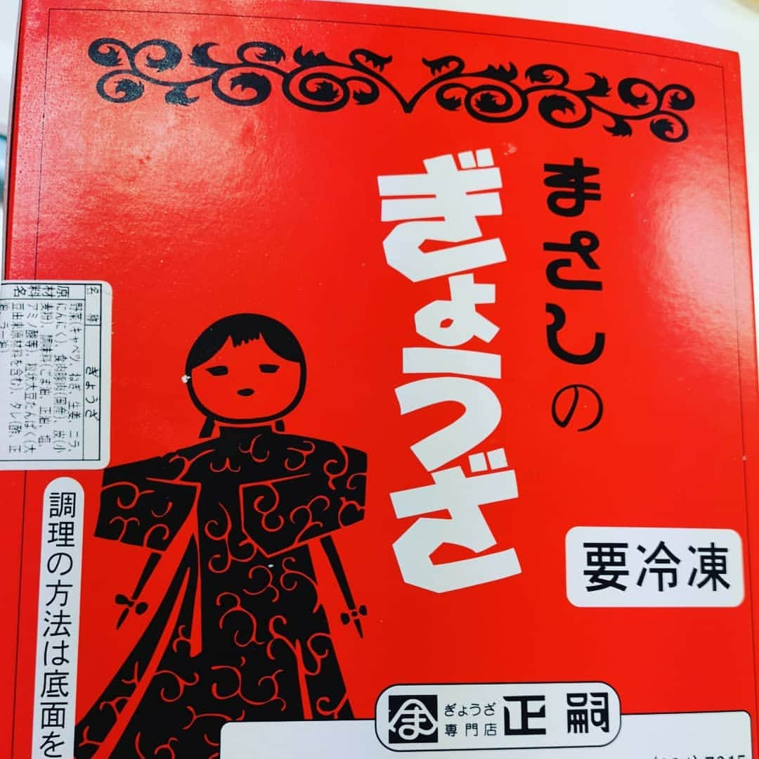 なだぎ武さんのインスタグラム写真 - (なだぎ武Instagram)「舞台『#ボクのサンキュウ。』ガシガシ稽古しております。毎日楽しいですが、空晴さんの座組は"稽古場めし"というこれまた楽しい宴があります。稽古も楽しい終わってからも楽しい、ずっと楽しいから甘えてもうて台詞覚えが中々進まんのであります、、😅稽古も残り一週間。明日から追い込んでゆきます。今日も稽古終わりに菜摘さんが握ってくれた松茸ご飯のおにぎりと、私の初宇都宮餃子「まさし」。そしてデザートに、りくろーおじさんのチーズケーキ。胃袋満たされ過ぎた1日やった☝️」10月22日 1時00分 - nadagigigi