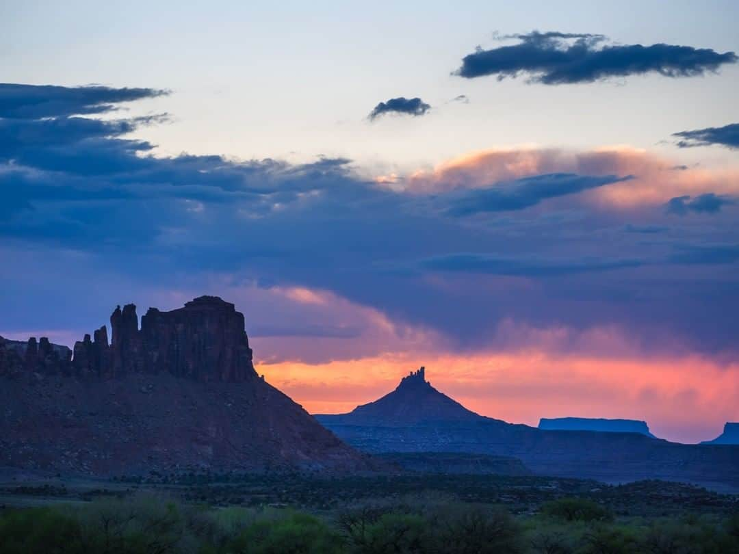 National Geographic Travelさんのインスタグラム写真 - (National Geographic TravelInstagram)「Photo by @michaelclarkphoto | The landscape of Indian Creek glows near the entrance to the Needles district of Canyonlands National Park, Utah. #indiancreek #needles #utah #canyonlands」10月22日 1時02分 - natgeotravel