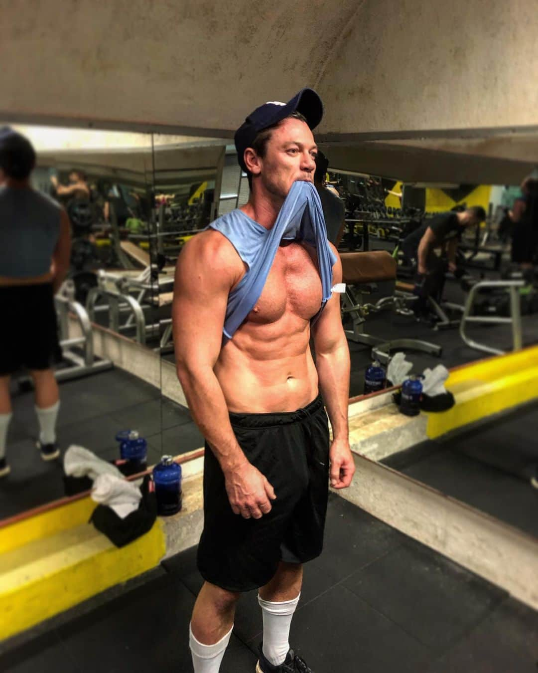 ルーク・エヴァンズさんのインスタグラム写真 - (ルーク・エヴァンズInstagram)「Finally!! I’m seeing my abs, hell! that was NOT easy!! #40andfit #mondaymotivation #training #fitat40」10月22日 1時04分 - thereallukeevans