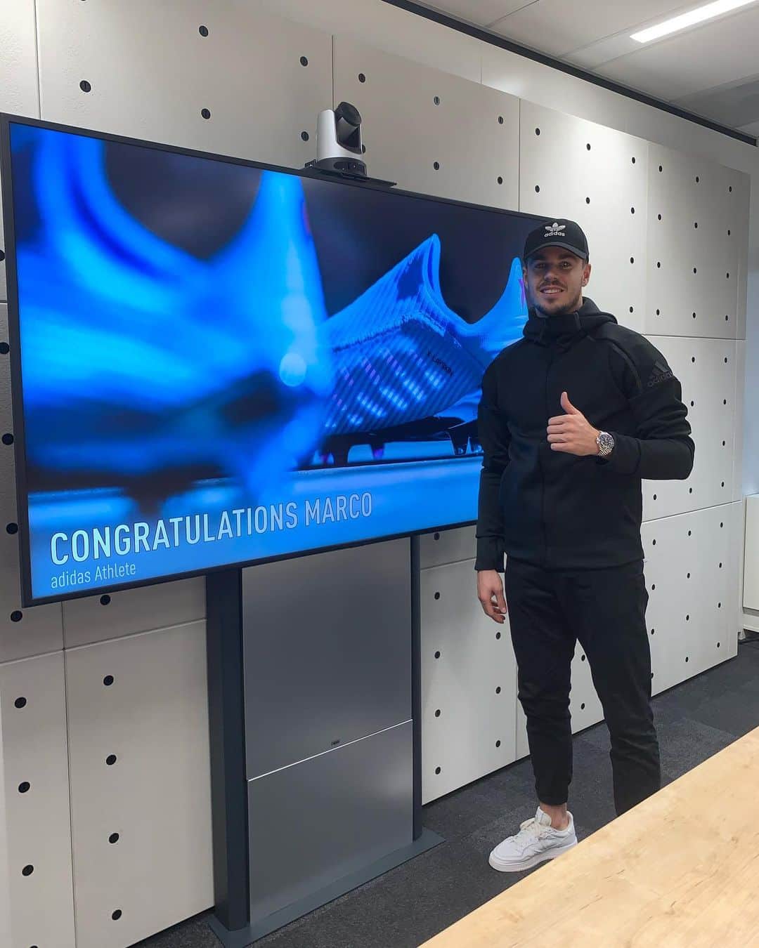 マルコ・ファン・ヒンケルさんのインスタグラム写真 - (マルコ・ファン・ヒンケルInstagram)「Happy to sign my new deal with @adidas again. Thanks for your trust #adidas #threestripes 😃👍」10月22日 1時18分 - marcovanginkel