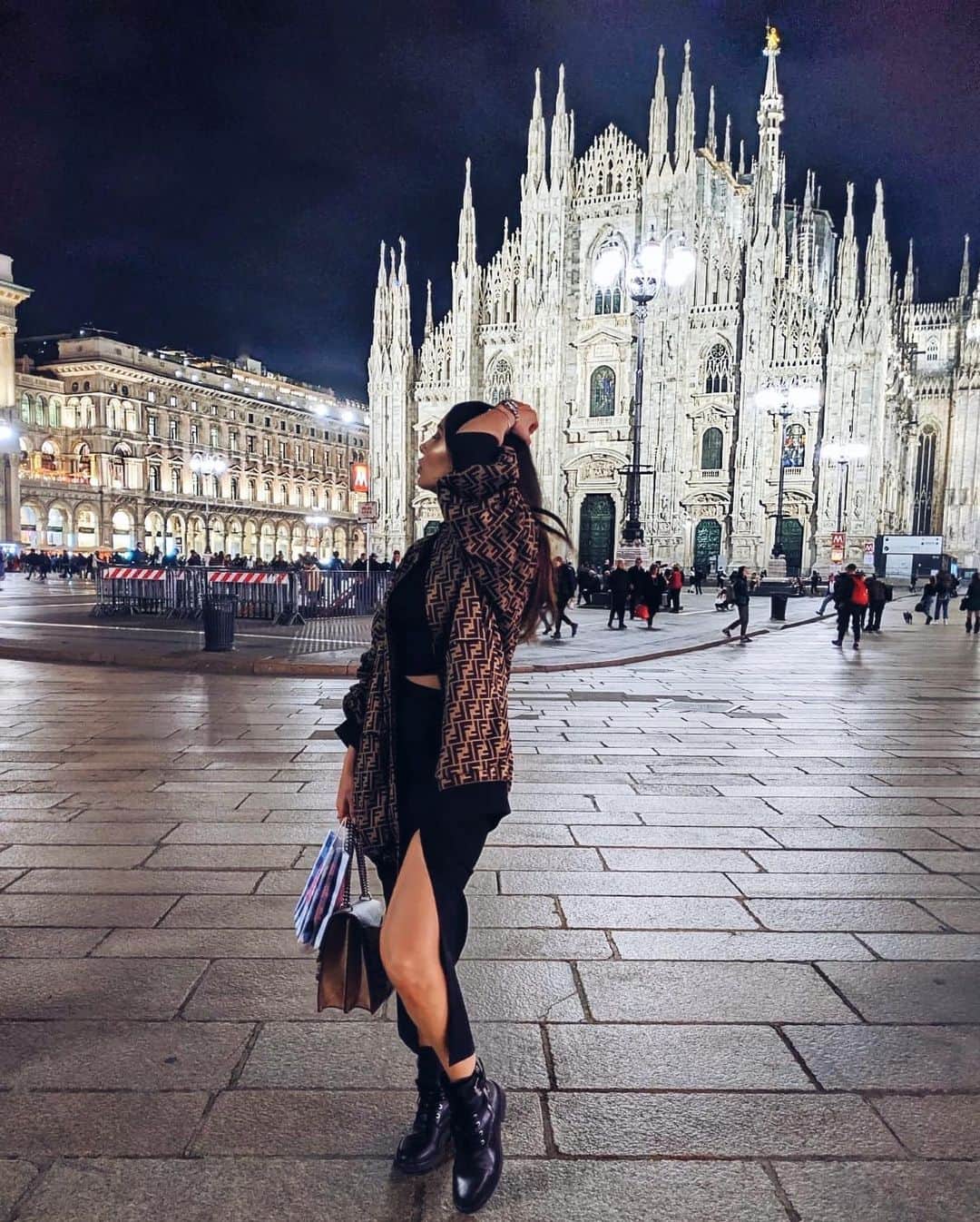 sananasのインスタグラム：「Milano + Highlight + Fendi 😜🇮🇹💚 Je like ahah ! Je suis allée à Milan en déplacement pour un projet du coup je ne l’ai vu que de nuit mais cet aperçu m’a donné envie de revenir ! C’est tellement beau 😍 Et bon ... 🙈Vous y êtes déjà allés vous ?  PS : NOUVEAU PLANING VIDÉO ! MARDI, JEUDI ET DIMANCHE 😃Du coup on se retrouve demain pour une nouvelle vidéo ! . . #Milan #Milano #Duomo #DuomoMilano」