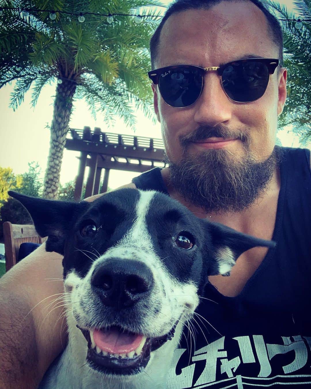 マーティ・スカルのインスタグラム：「Winston the Villain 🐶 #villain ☔️」
