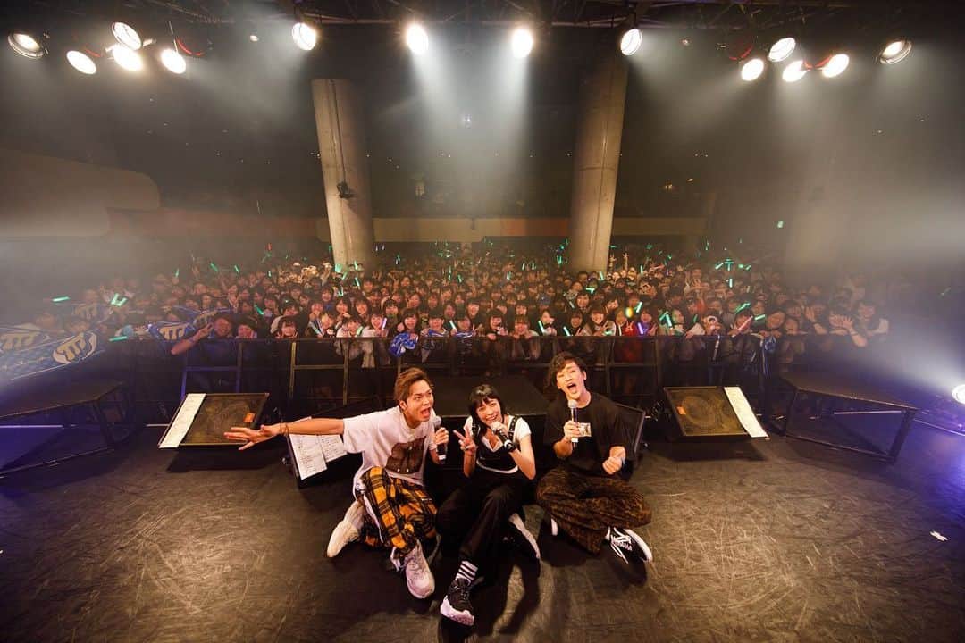 としみつのインスタグラム：「念願のTTJスリーマンLIVE 昼と夜の部パンパンの景色に感謝。  夜はコーラス隊をローテーションで回し、いつもとは違った新鮮な雰囲気で。  やる前から絶対に楽しいライブになるとわかっていたけれど、その予想を遥かに超えた最高のLIVEができました。  新曲「ワンダーランド」はなんというか、やばかった。一体感がとにかく凄かった。もっともっと大きな皆んなの遊び場にしていきたい。  また第二回があれば、今回来てくれた人も、来れなかった人もぜひ来て欲しいです！  #TTJ #としみつ#財部亮治#ジェニー」