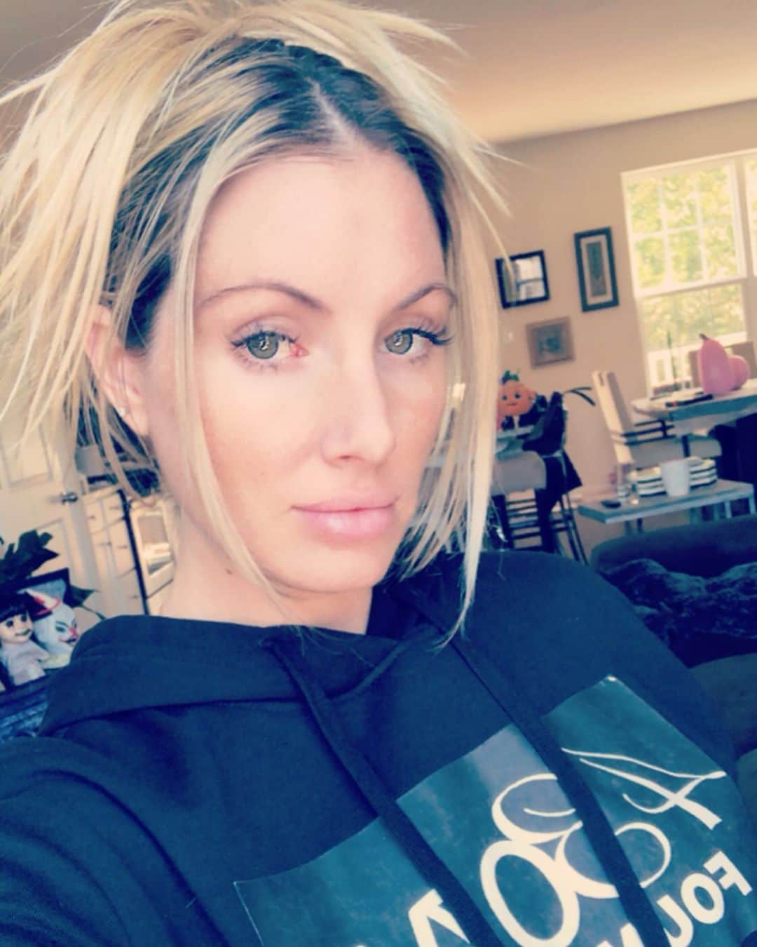 ティーガン・プレスリーのインスタグラム：「This is what #25weekspregnant exhausted looks like 🌈  #teaganpresley #wifey #preggo #babymama #pregnant #blonde #exhausted #preggolife」